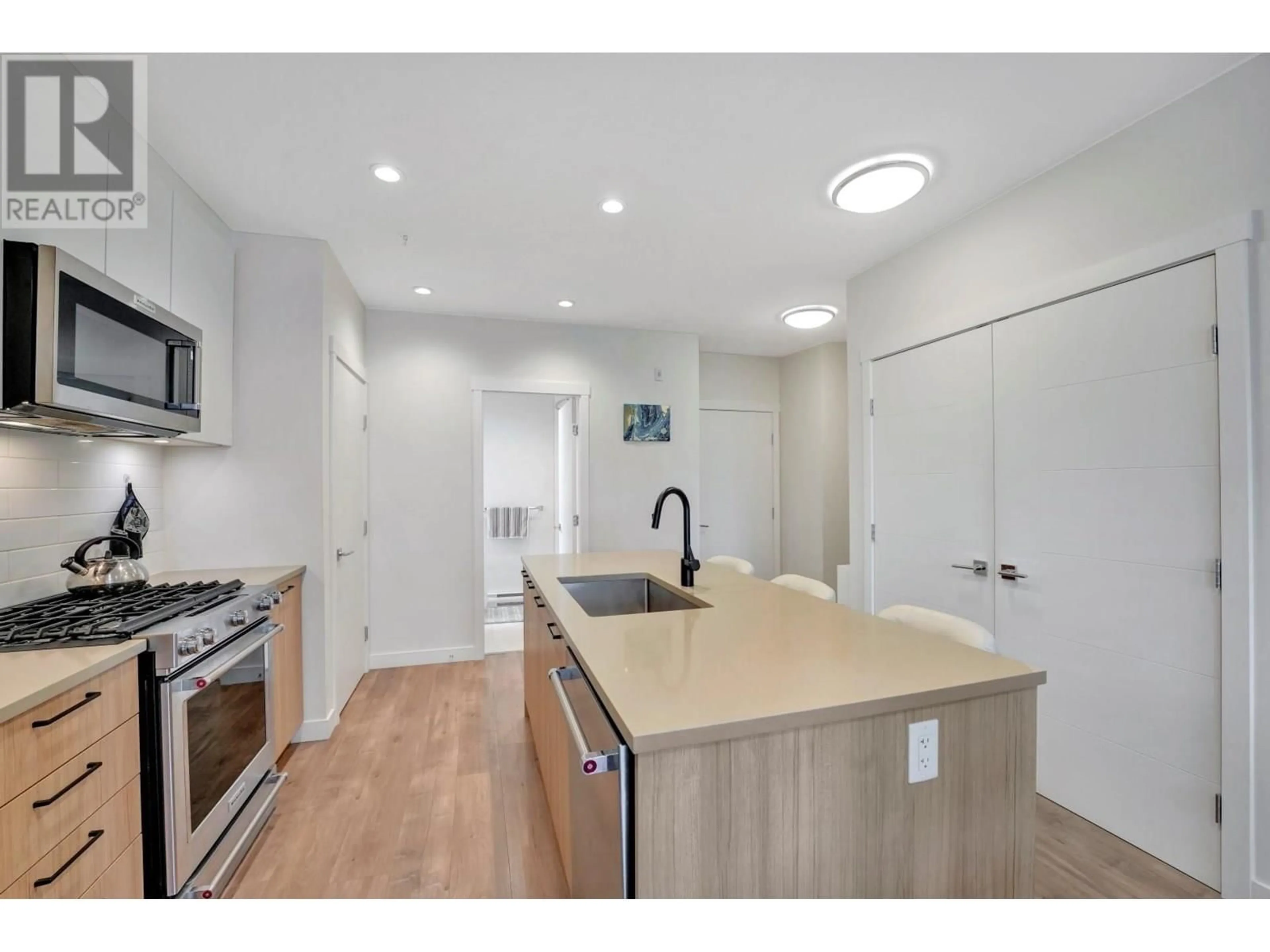 Standard kitchen, unknown for 311 - 707 COMO LAKE AVENUE, Coquitlam British Columbia V3J0J5