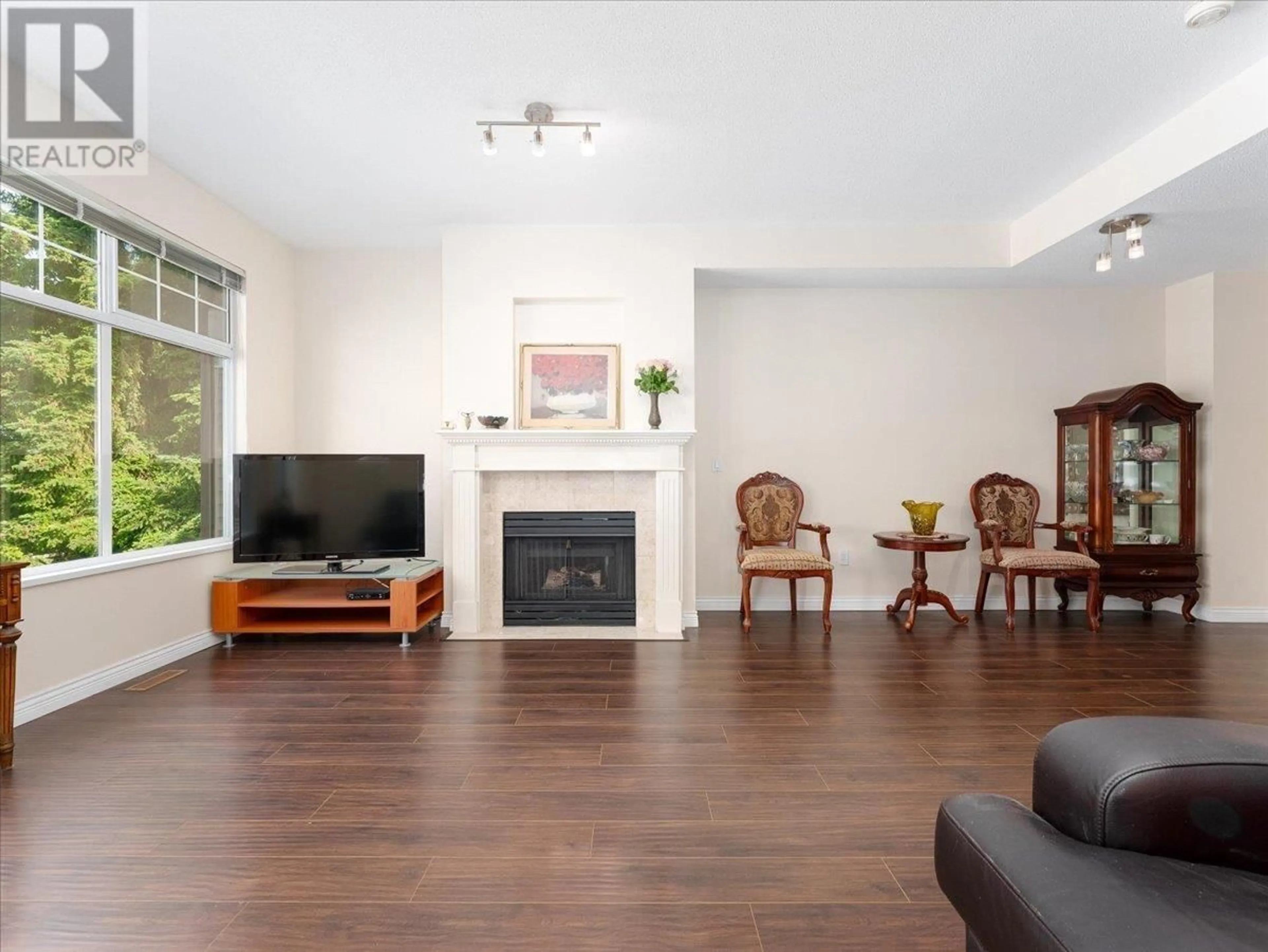 Living room with furniture, wood/laminate floor for 72 - 5950 OAKDALE ROAD, Burnaby British Columbia V5H4R5