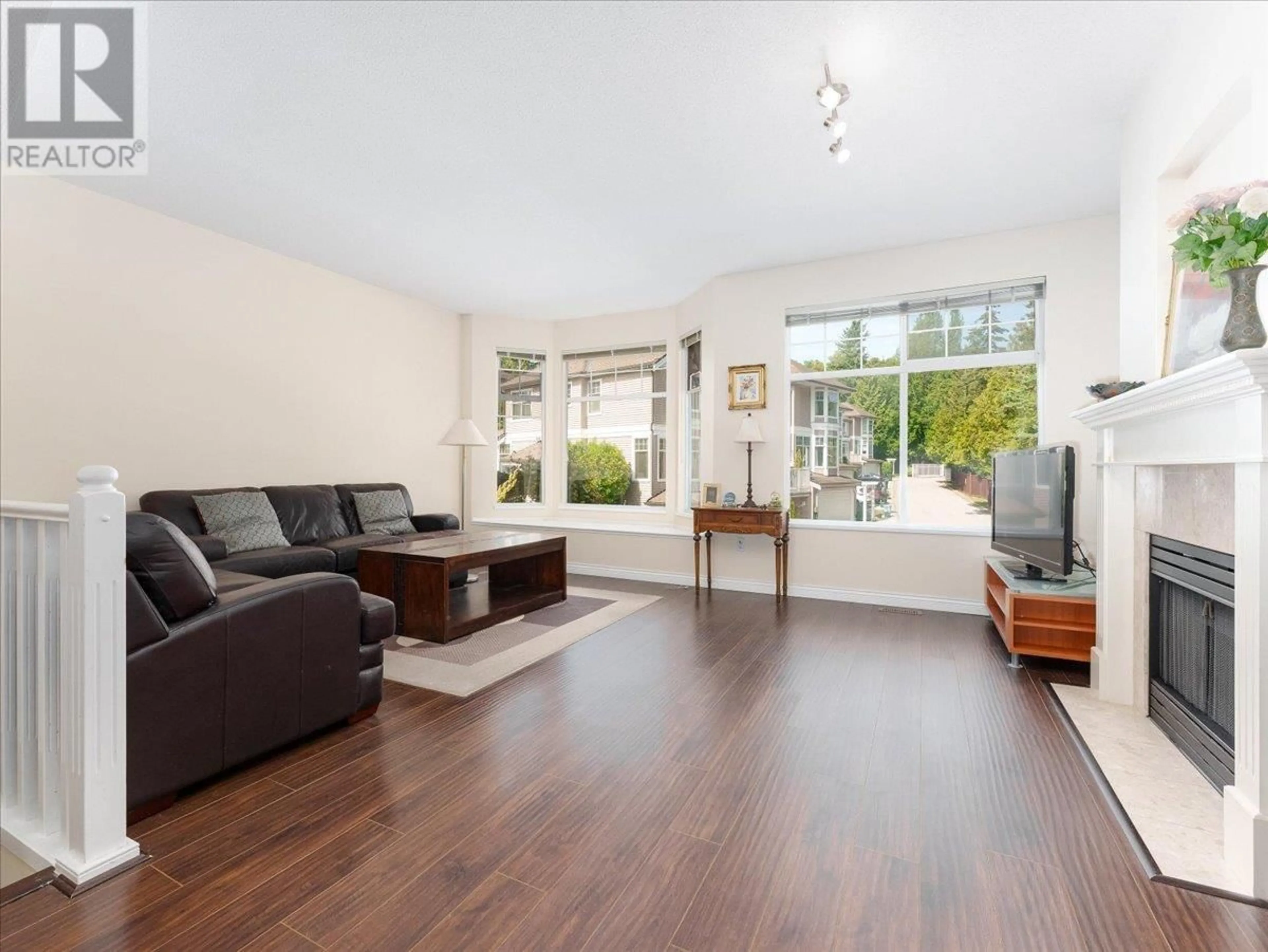 Living room with furniture, wood/laminate floor for 72 - 5950 OAKDALE ROAD, Burnaby British Columbia V5H4R5