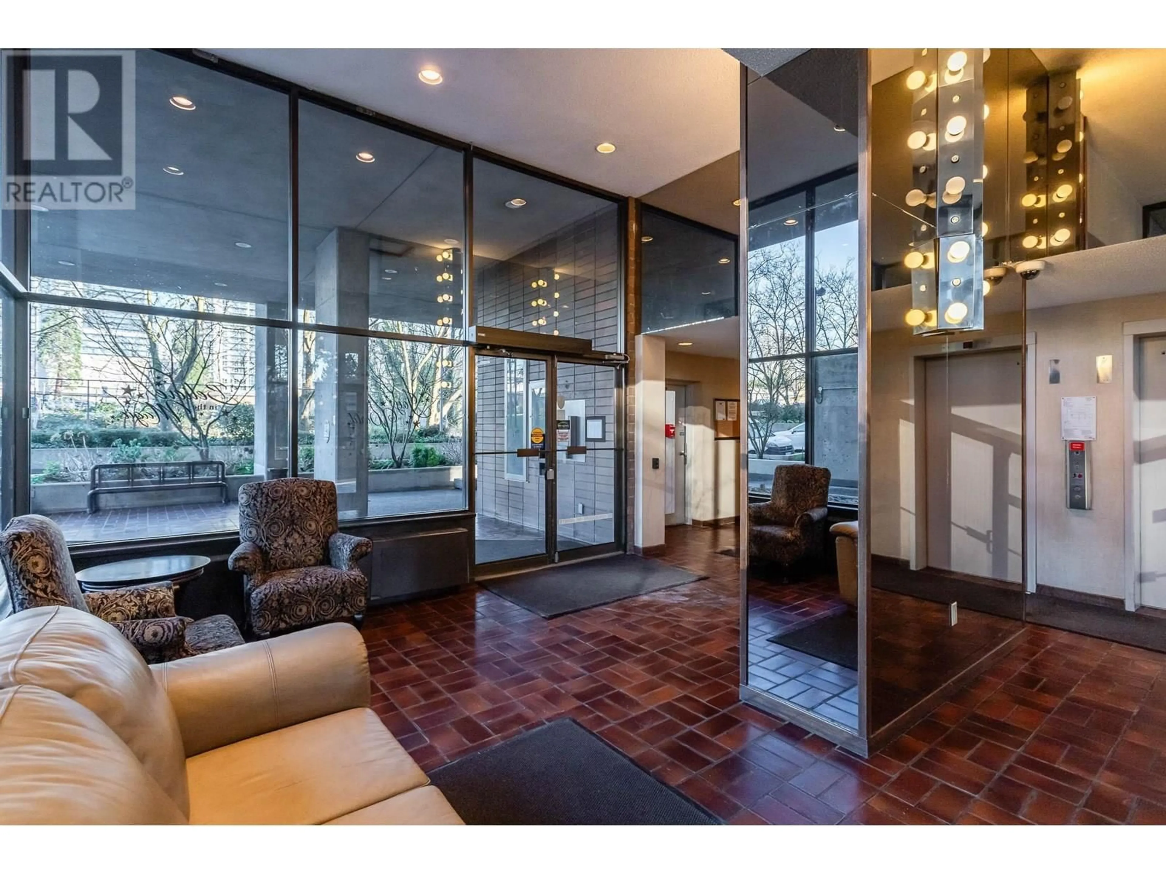 Indoor foyer for 702 - 3771 BARTLETT COURT, Burnaby British Columbia V3J7G8