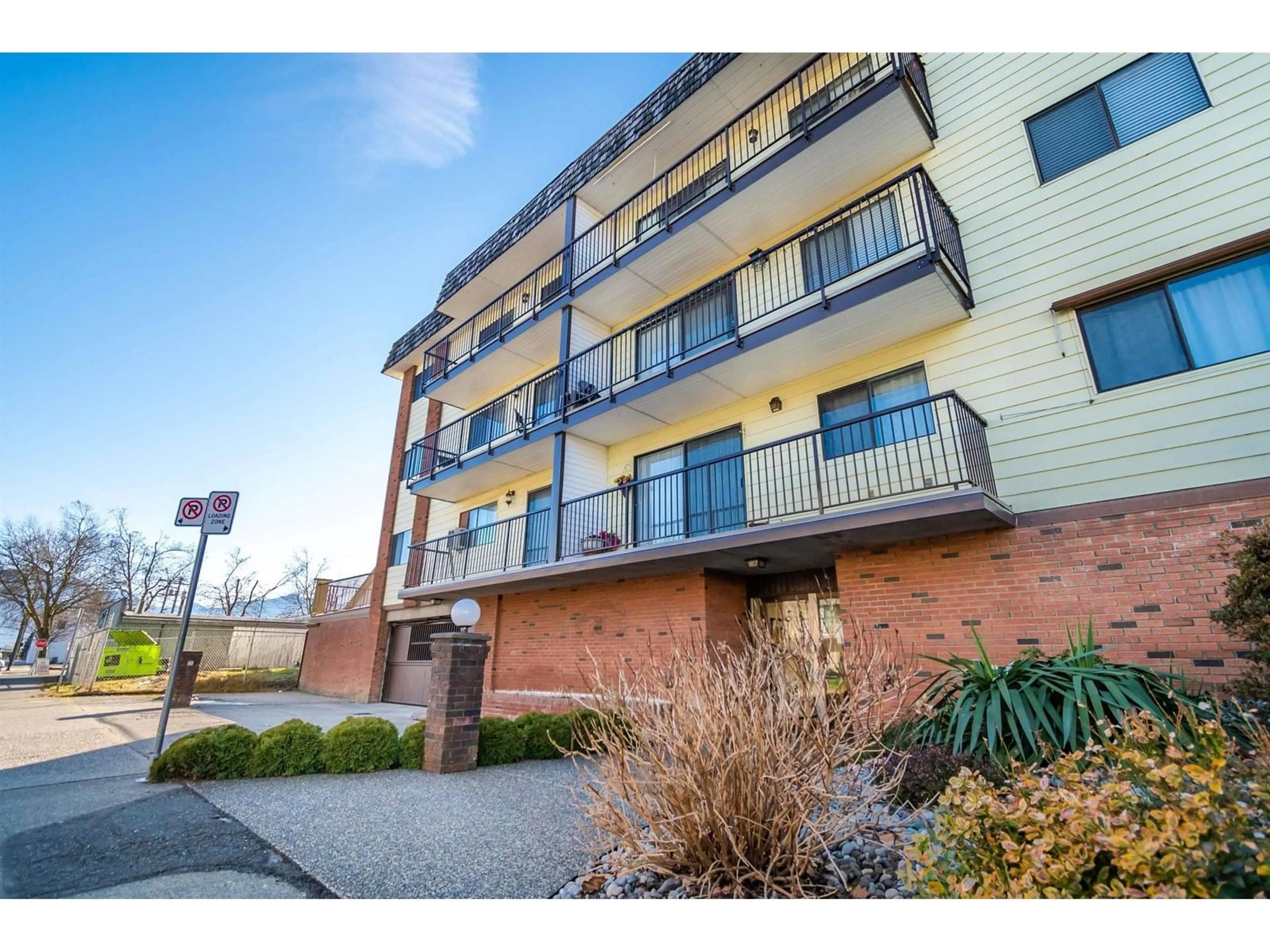 Patio, building for 107 - 9417 NOWELL STREET, Chilliwack British Columbia V2P7M4