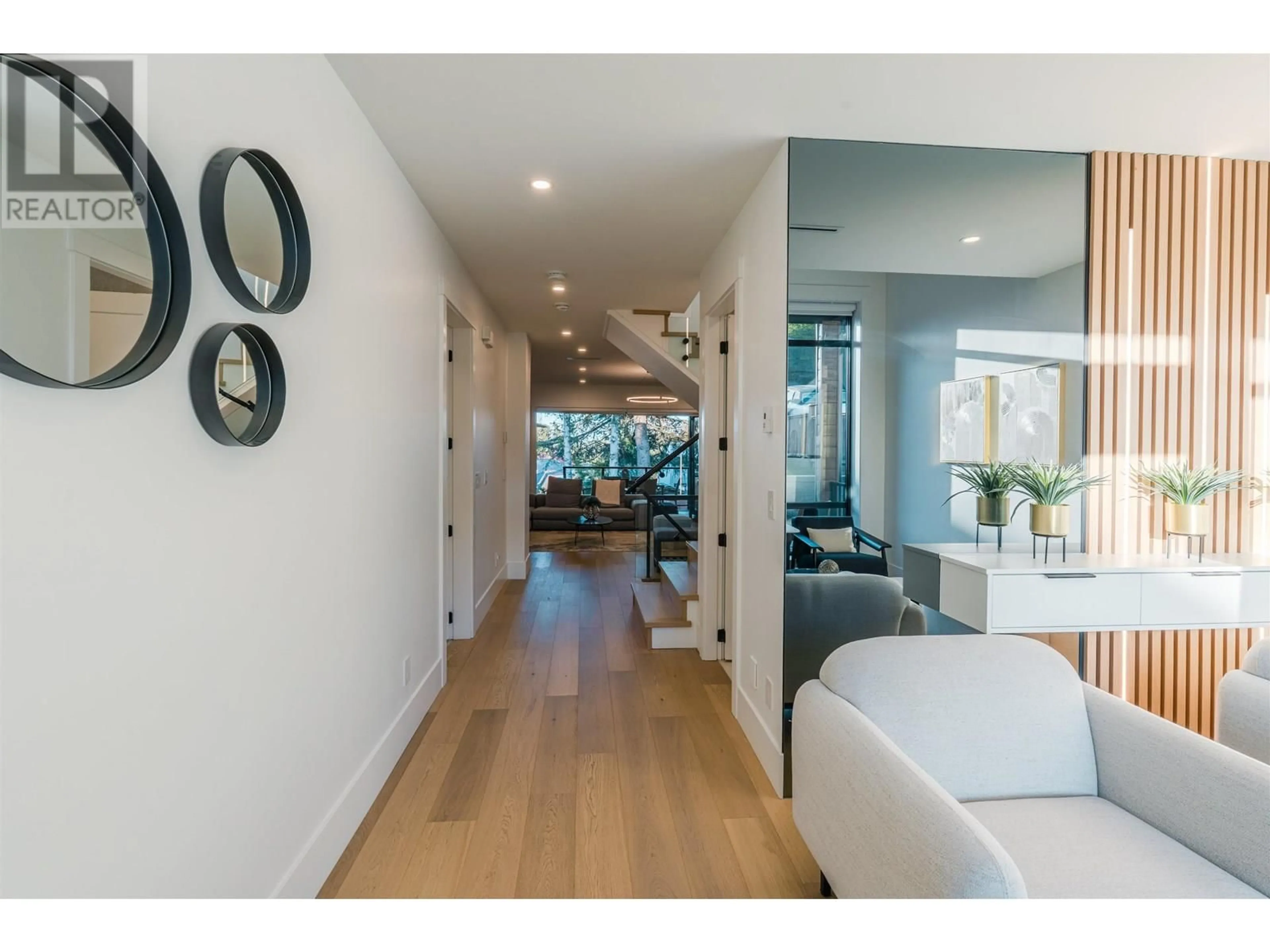 Indoor entryway for 282 56 STREET, Delta British Columbia V4L1Z2