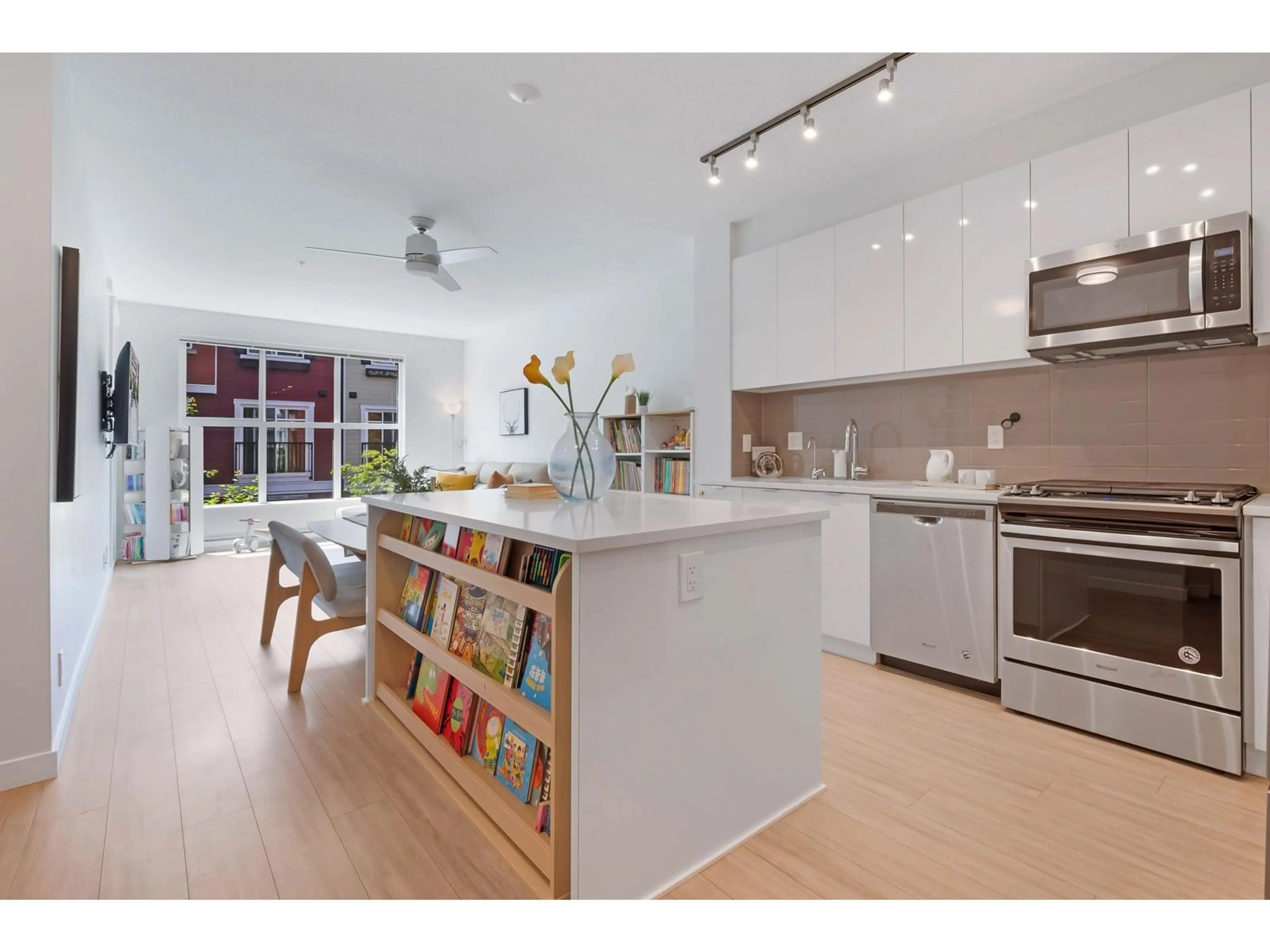 Open concept kitchen, ceramic/tile floor for D210 - 8150 207, Langley British Columbia V2Y4J5