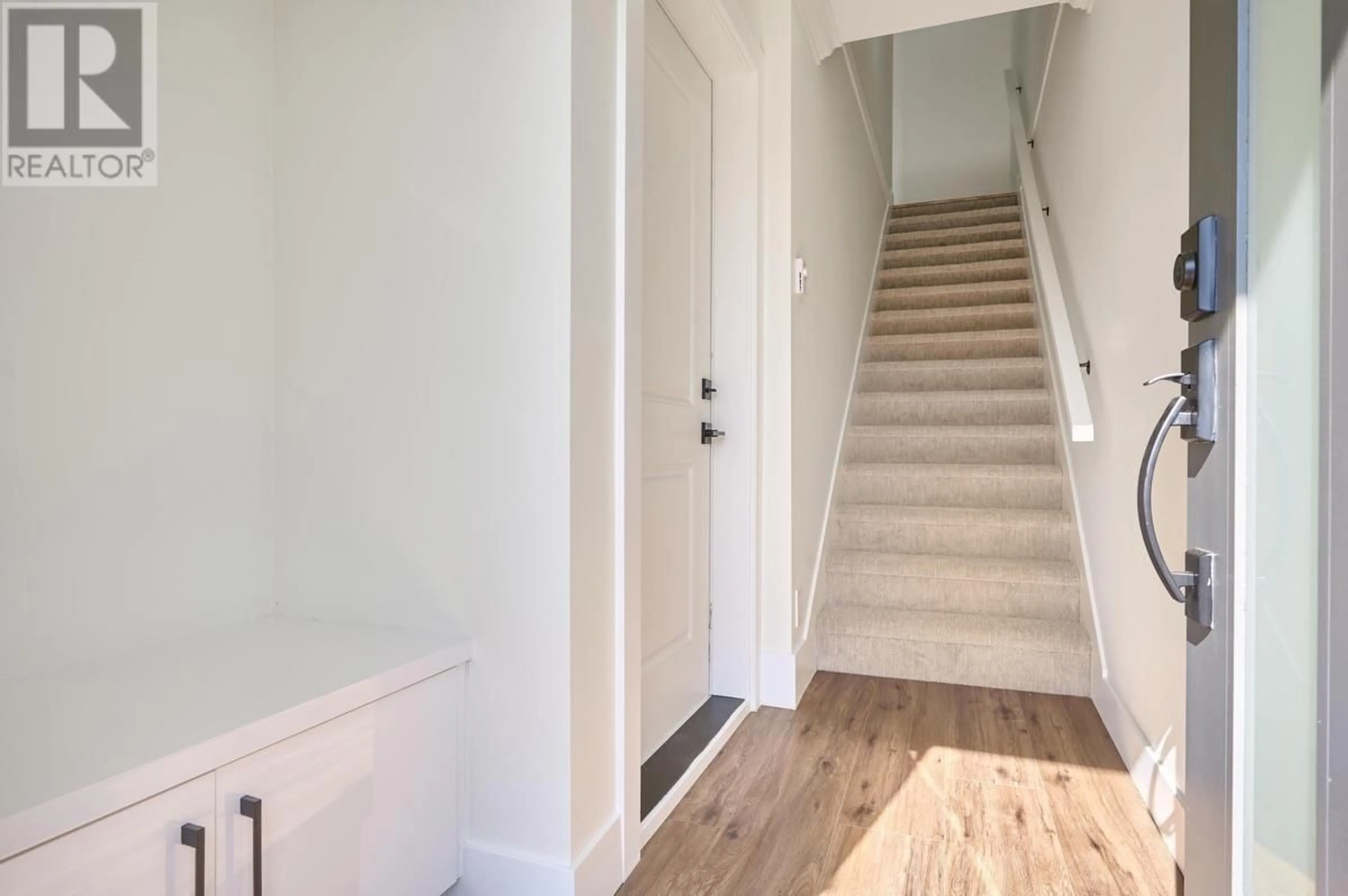 Indoor entryway for 27 - 1115 ROMA AVENUE, New Westminster British Columbia V3M6S1