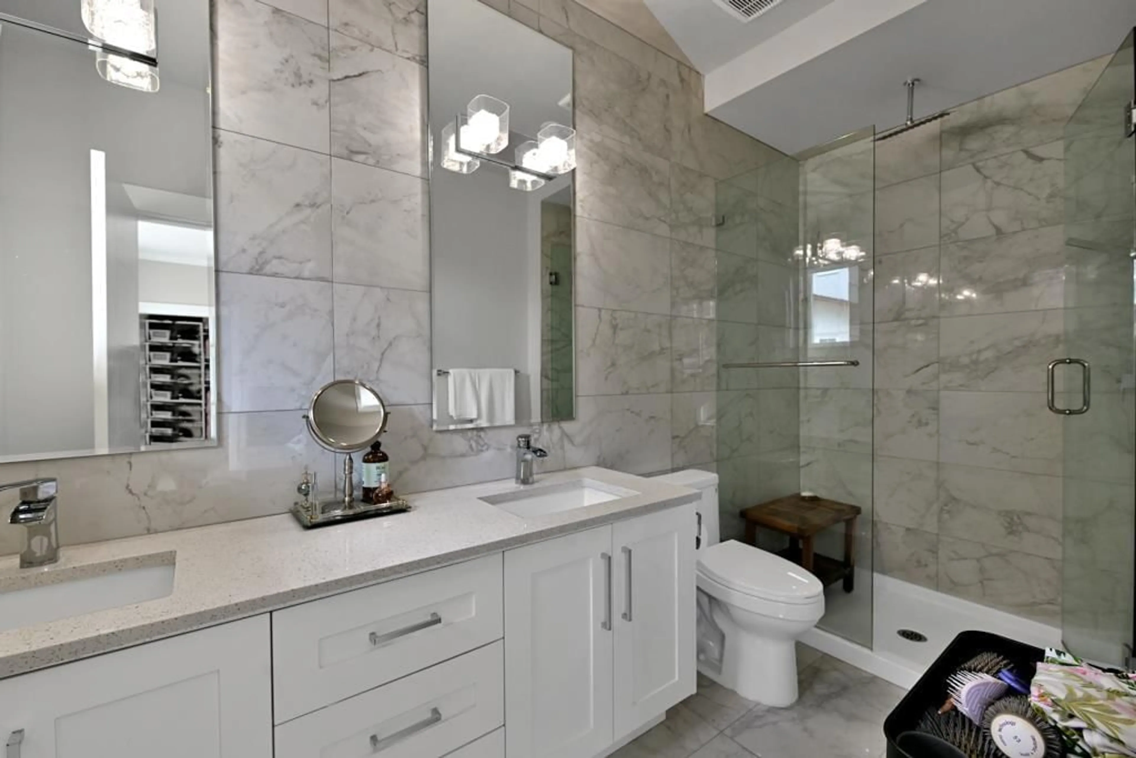 Contemporary bathroom, ceramic/tile floor for 19 - 17033 FRASER, Surrey British Columbia V4N6V2