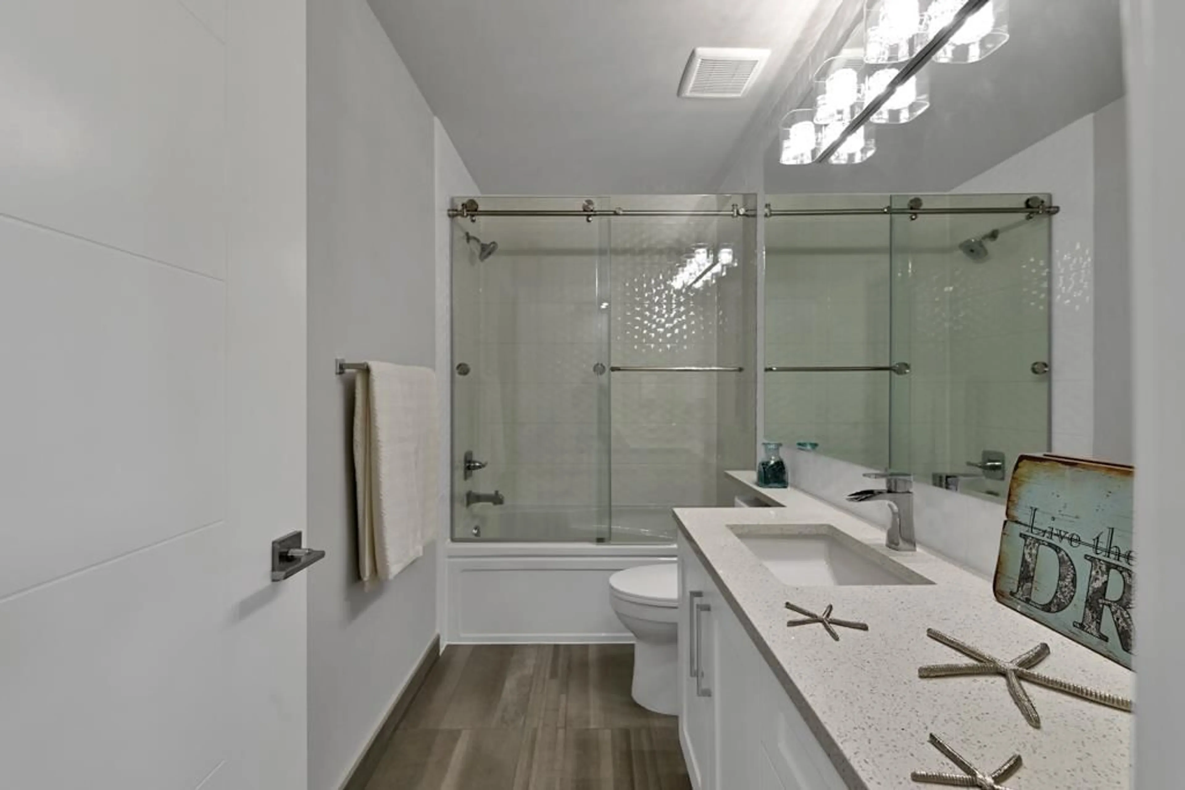 Standard bathroom, ceramic/tile floor for 19 - 17033 FRASER, Surrey British Columbia V4N6V2