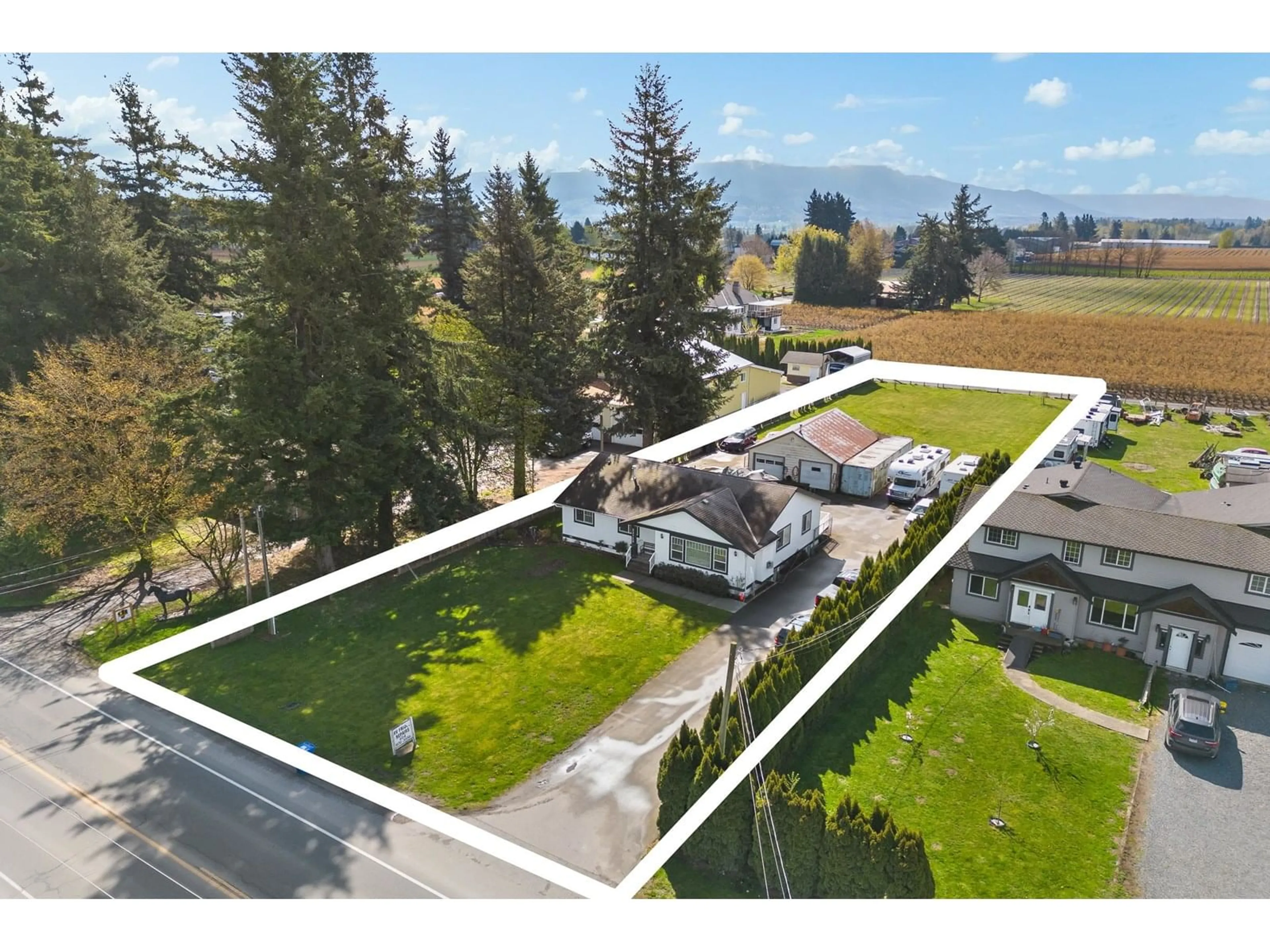 A pic from outside/outdoor area/front of a property/back of a property/a pic from drone, mountain view for 33120 HUNTINGDON, Abbotsford British Columbia V2S7Z3