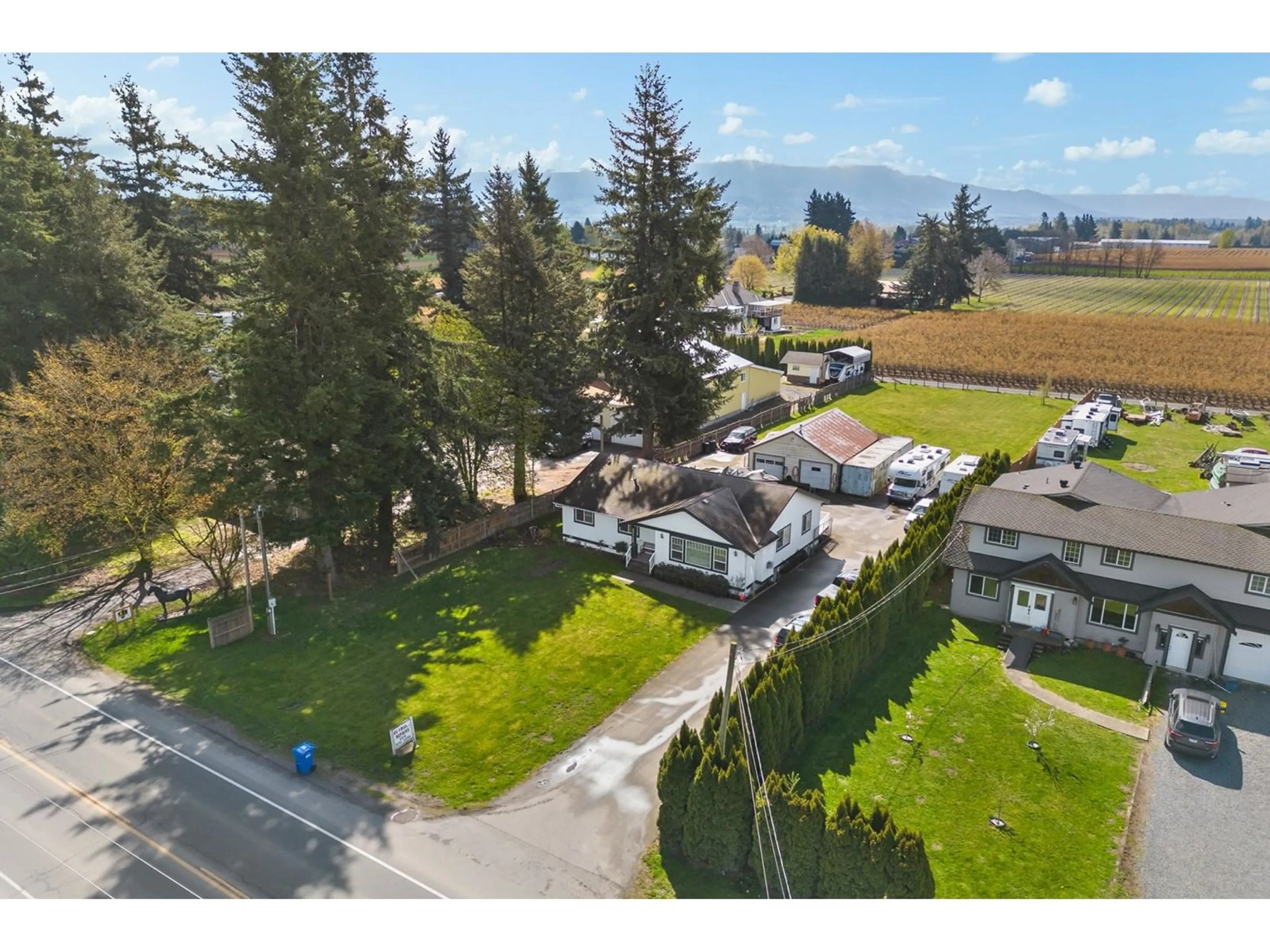 A pic from outside/outdoor area/front of a property/back of a property/a pic from drone, mountain view for 33120 HUNTINGDON, Abbotsford British Columbia V2S7Z3