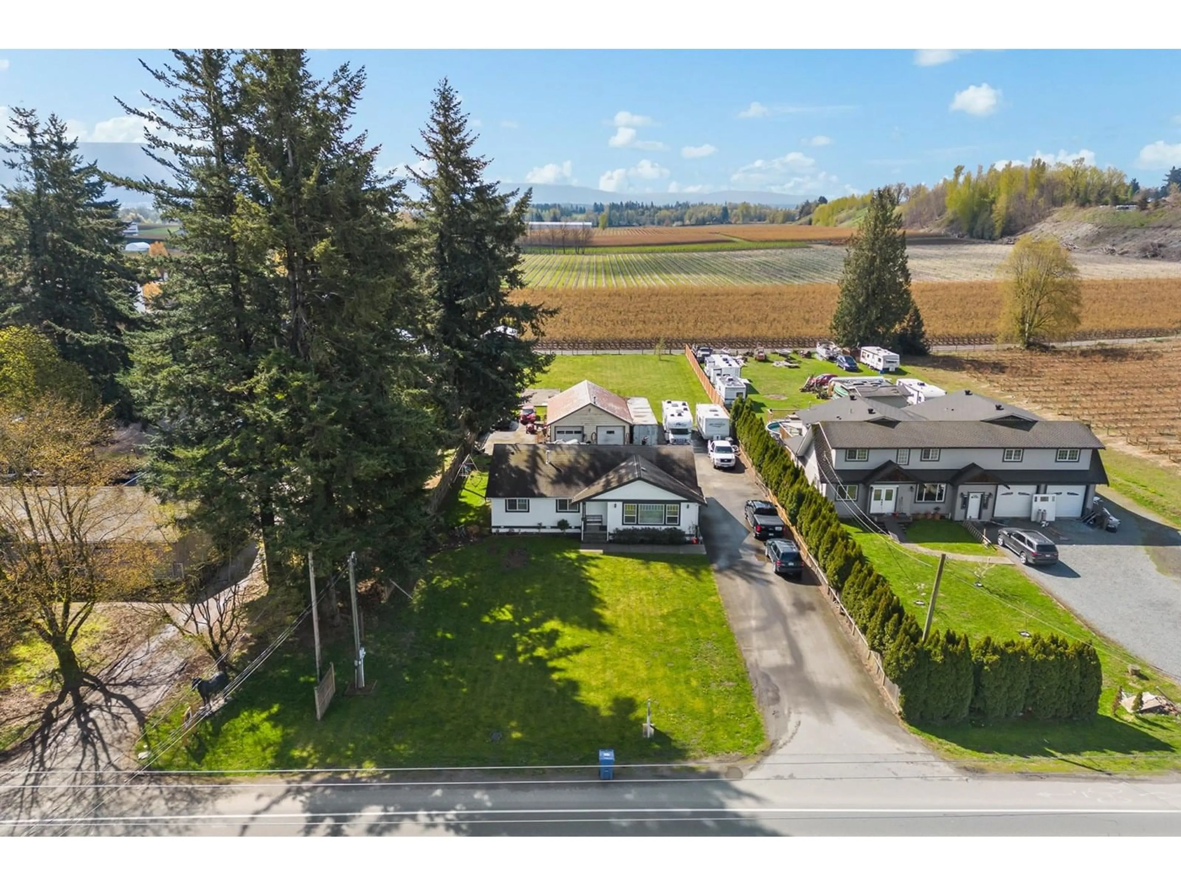 A pic from outside/outdoor area/front of a property/back of a property/a pic from drone, mountain view for 33120 HUNTINGDON, Abbotsford British Columbia V2S7Z3