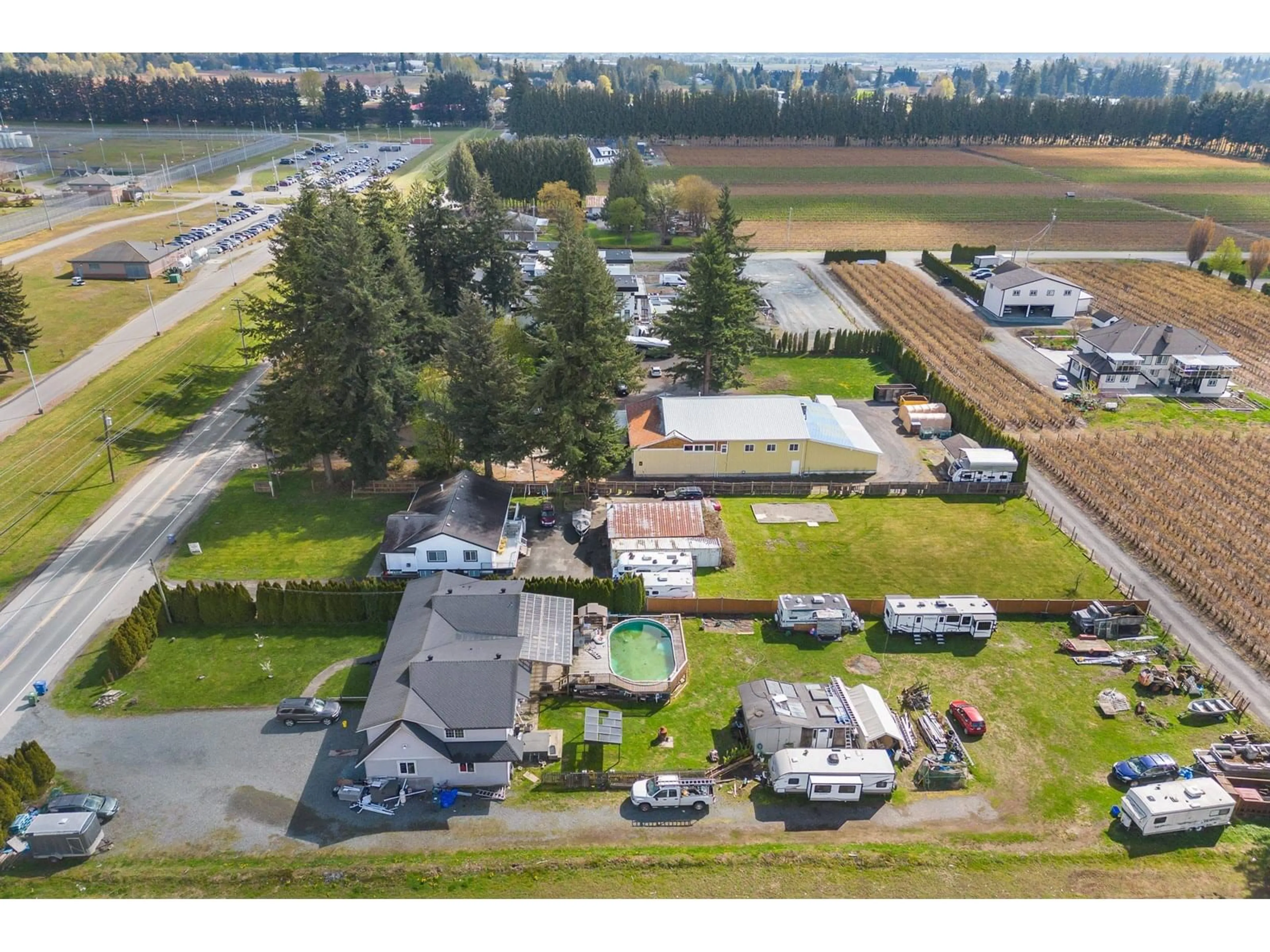A pic from outside/outdoor area/front of a property/back of a property/a pic from drone, unknown for 33120 HUNTINGDON, Abbotsford British Columbia V2S7Z3