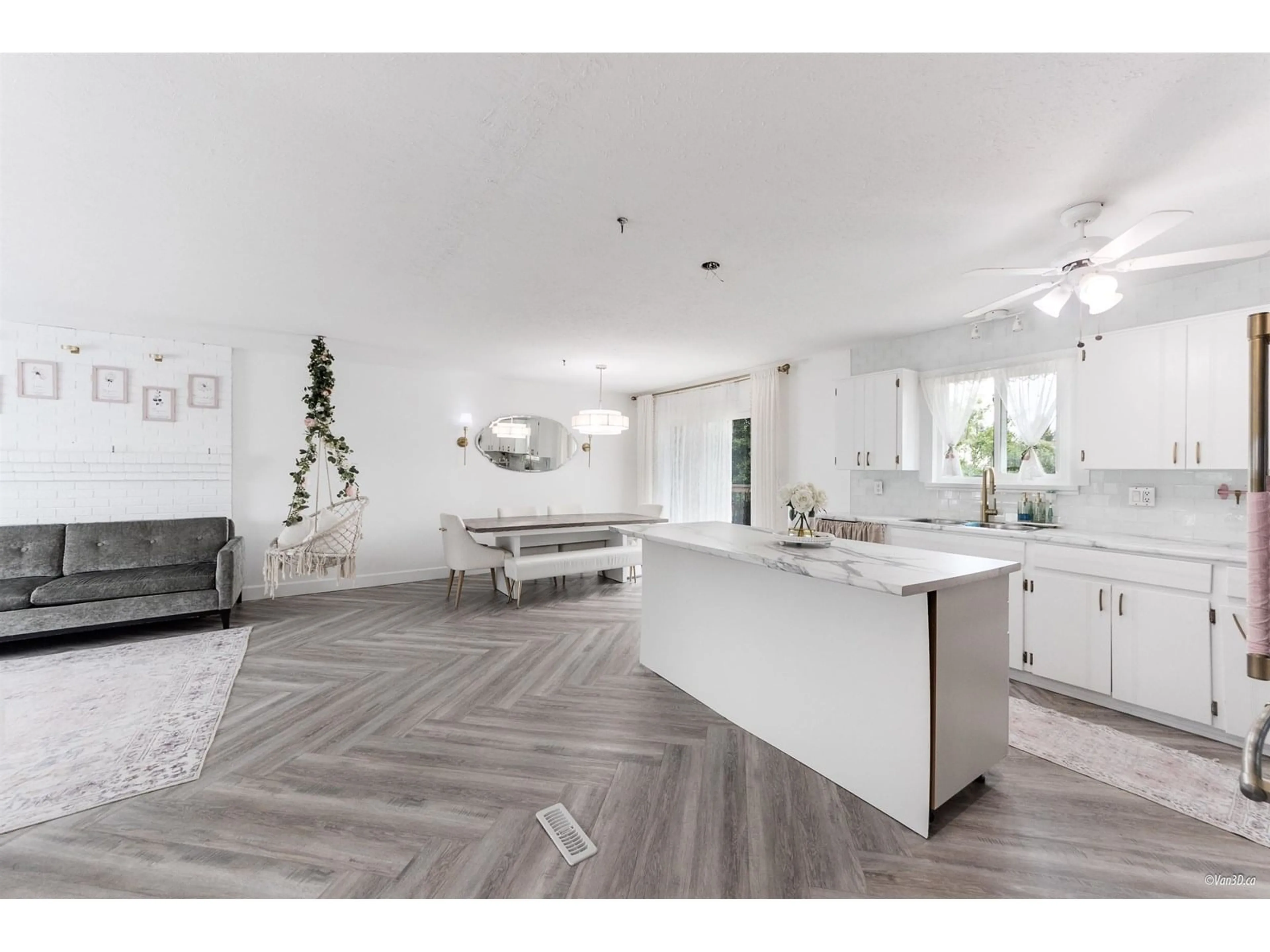 Open concept kitchen, unknown for 7720 CEDAR, Mission British Columbia V2V3M5