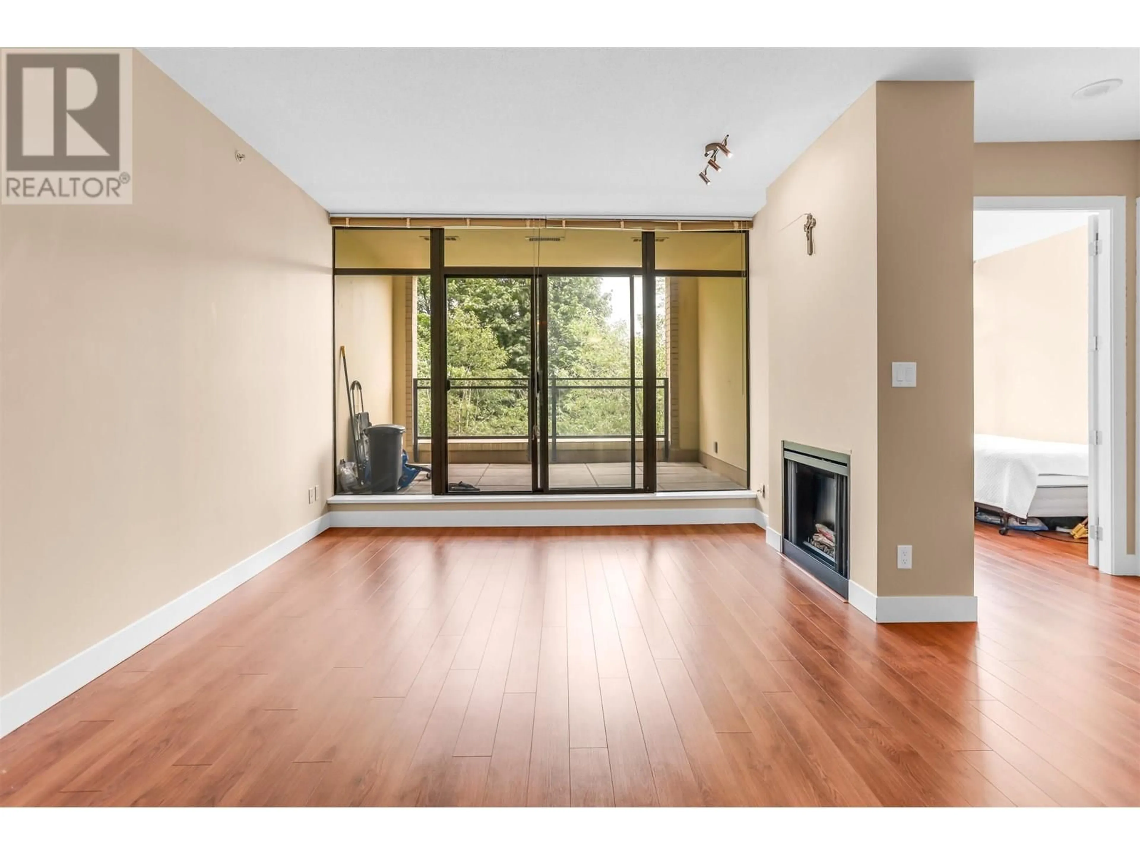Unknown for 301 - 9310 UNIVERSITY CRESCENT, Burnaby British Columbia V5A4X9