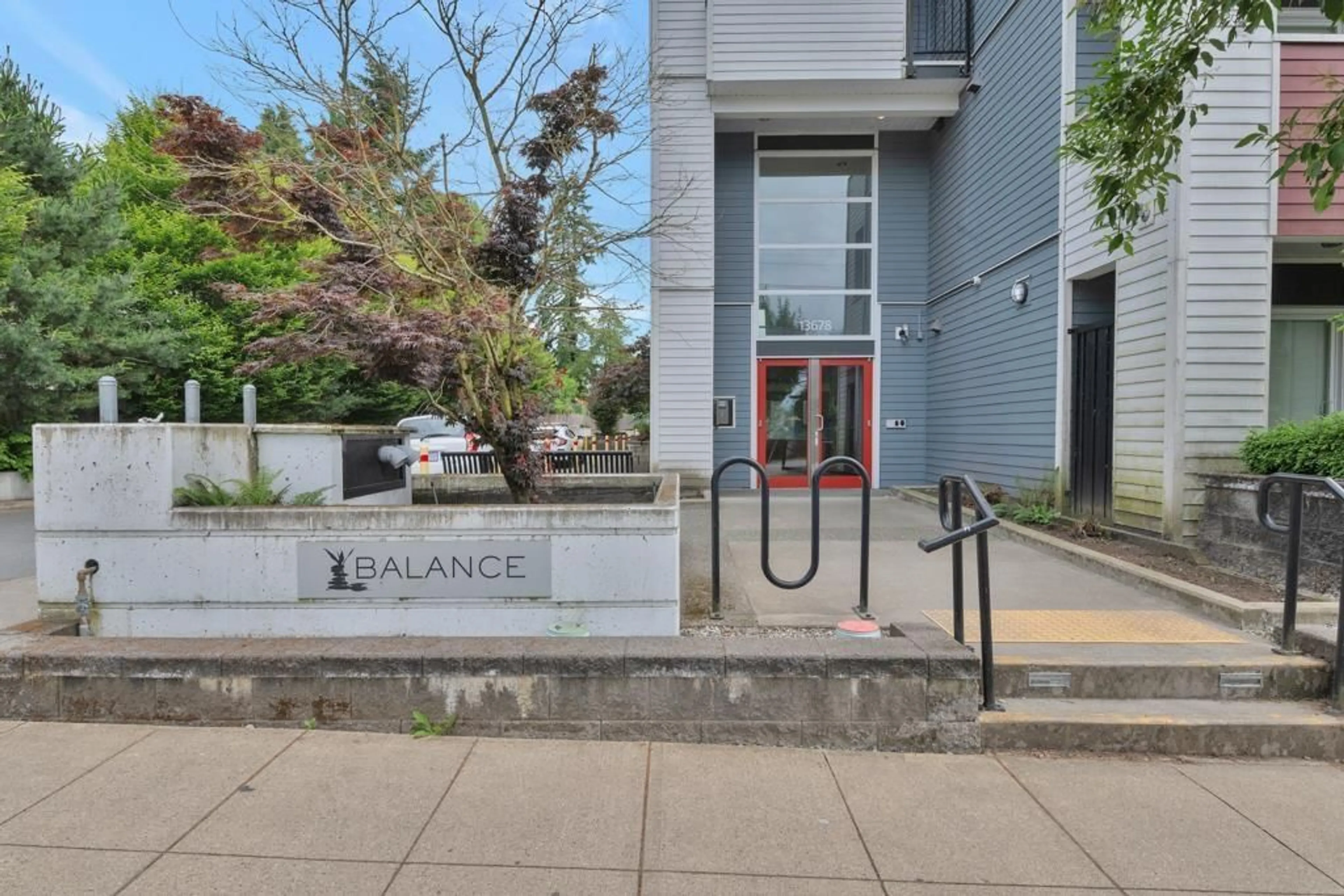 Indoor foyer for 402 - 13678 GROSVENOR, Surrey British Columbia V3R5E2
