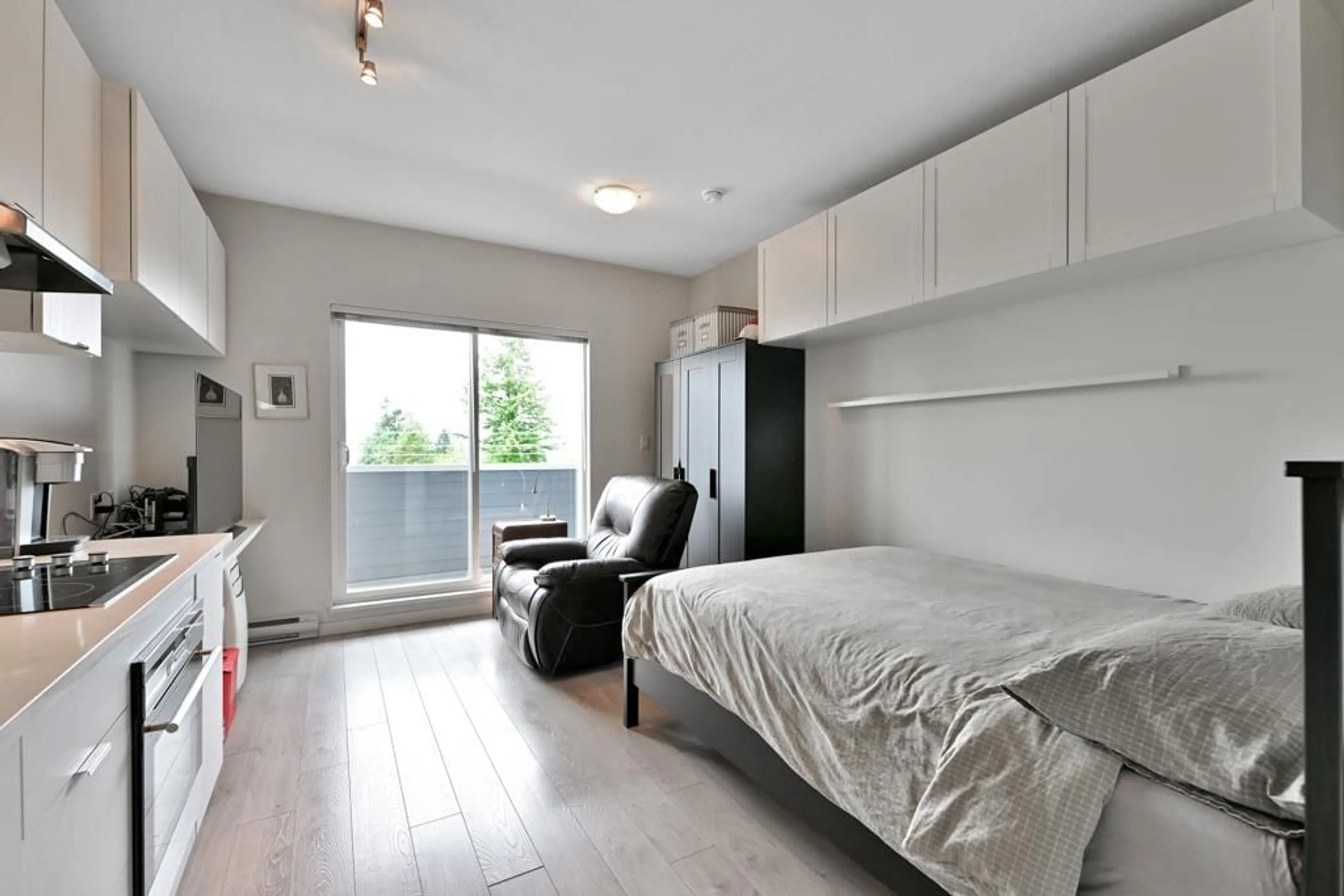 Bedroom with bed, wood/laminate floor for 402 - 13678 GROSVENOR, Surrey British Columbia V3R5E2