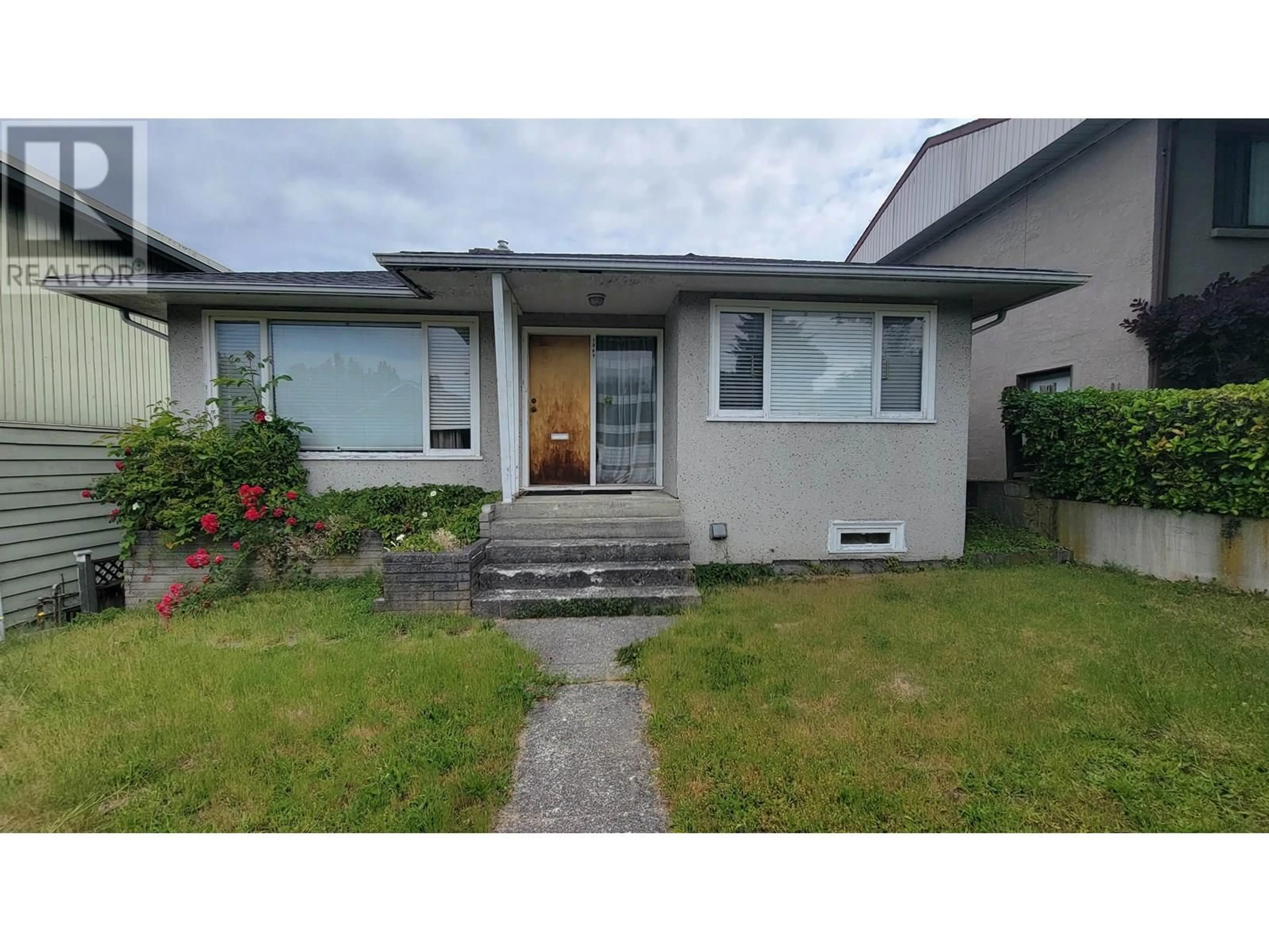Home with vinyl exterior material, street for 1549 19TH AVENUE, Vancouver British Columbia V5N2T8