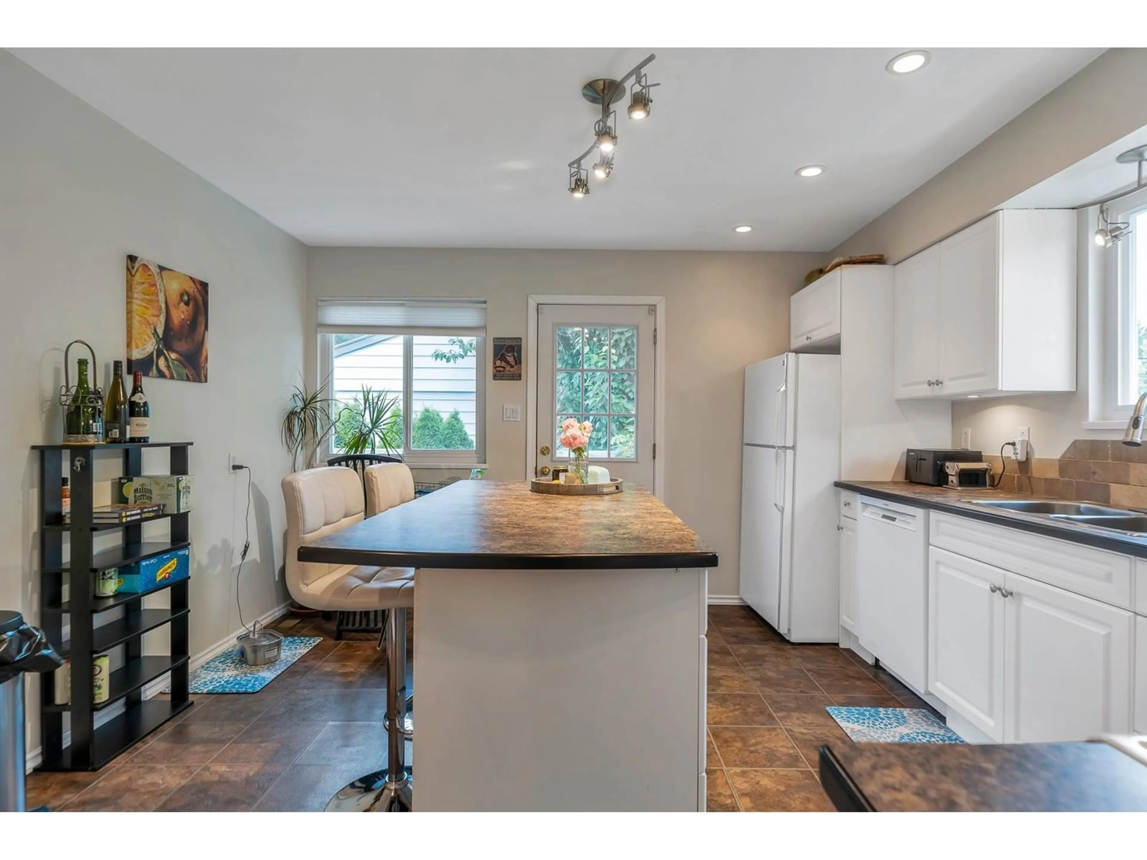 Open concept kitchen, unknown for 15367 20A, Surrey British Columbia V4A5G3