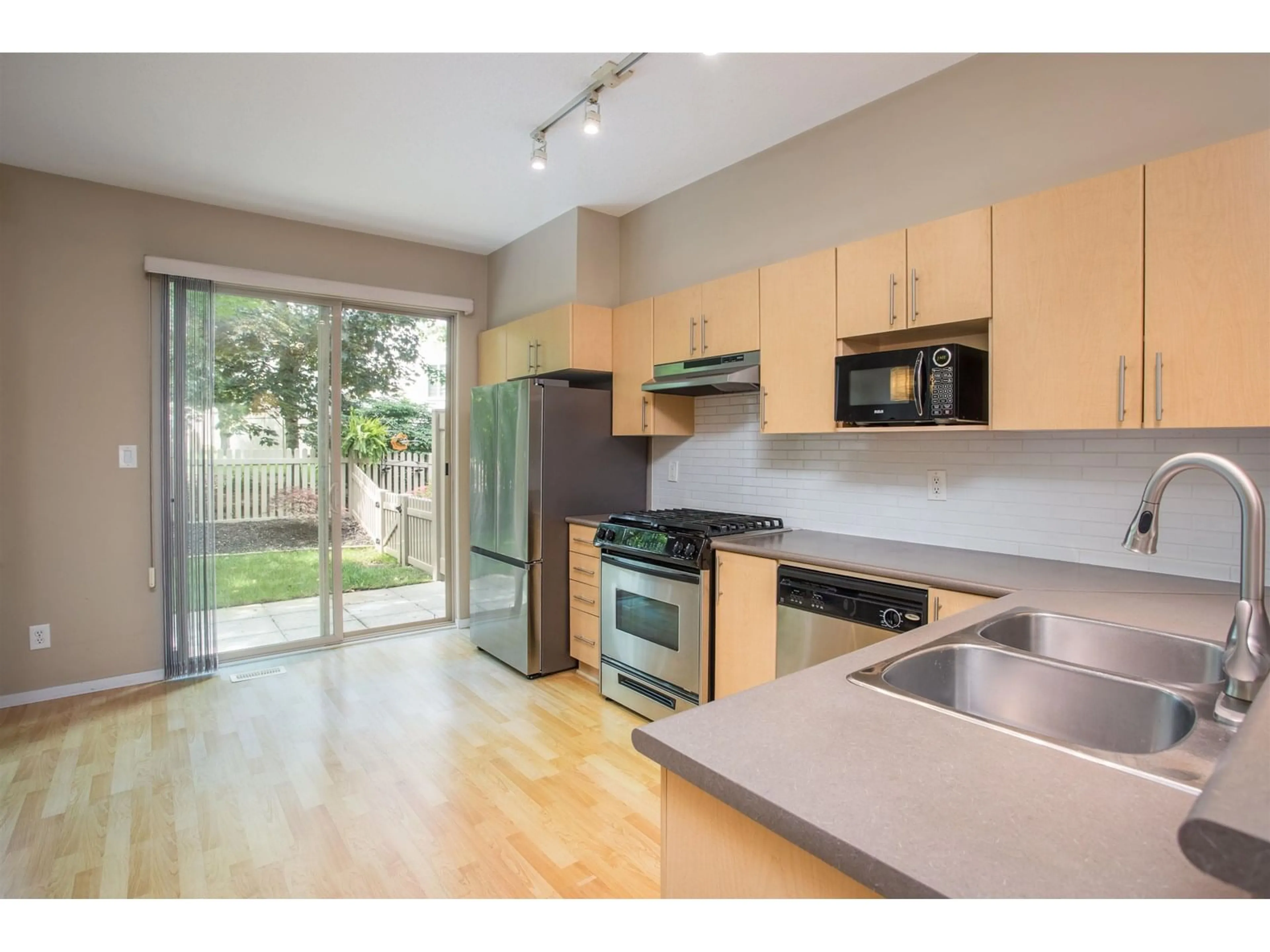 Open concept kitchen, unknown for 50 - 15152 62A, Surrey British Columbia V3S1V1