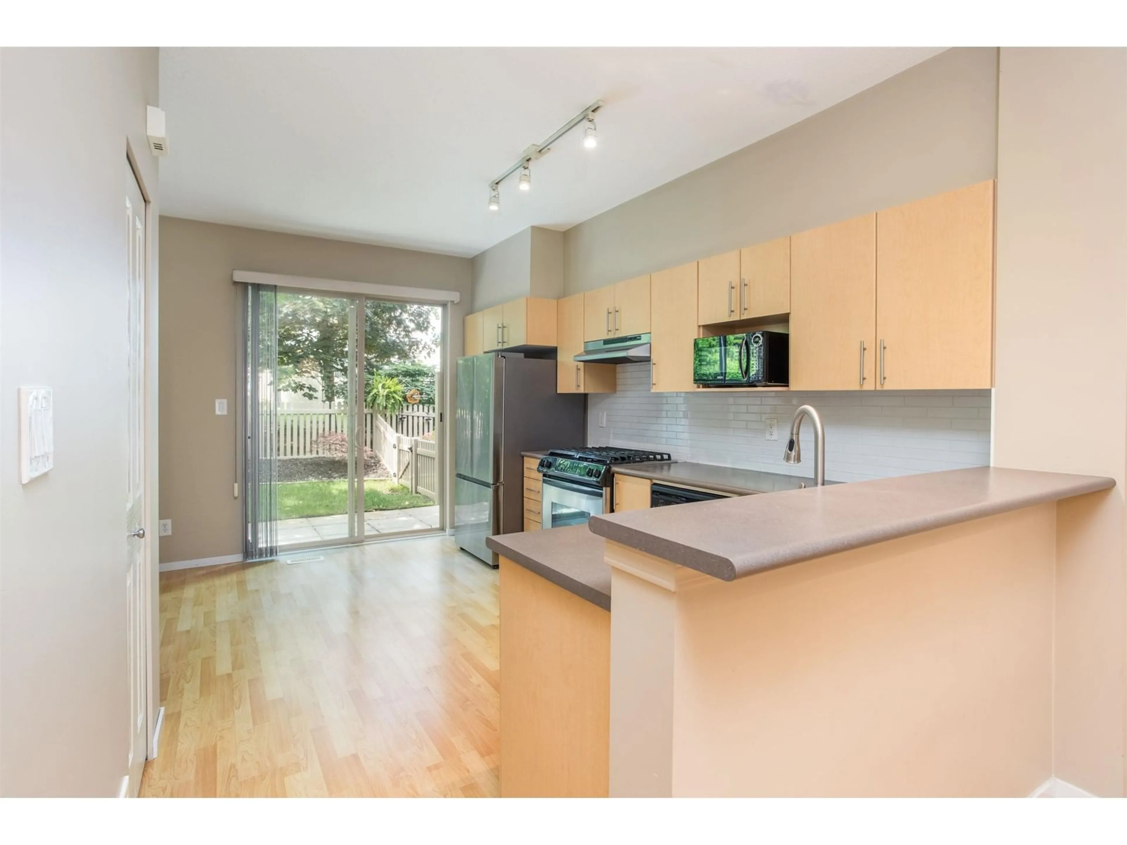 Open concept kitchen, wood/laminate floor for 50 - 15152 62A, Surrey British Columbia V3S1V1