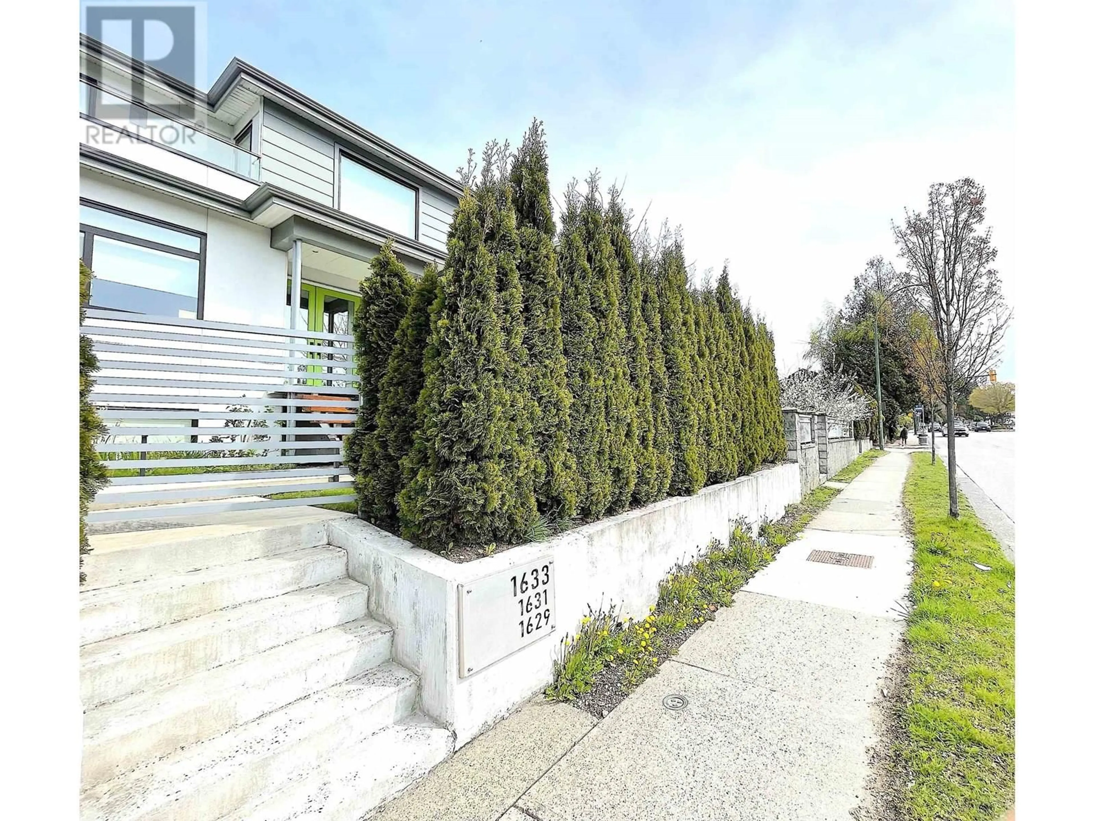 Patio, street for 1633 MARINE DRIVE, Vancouver British Columbia V5P2R5