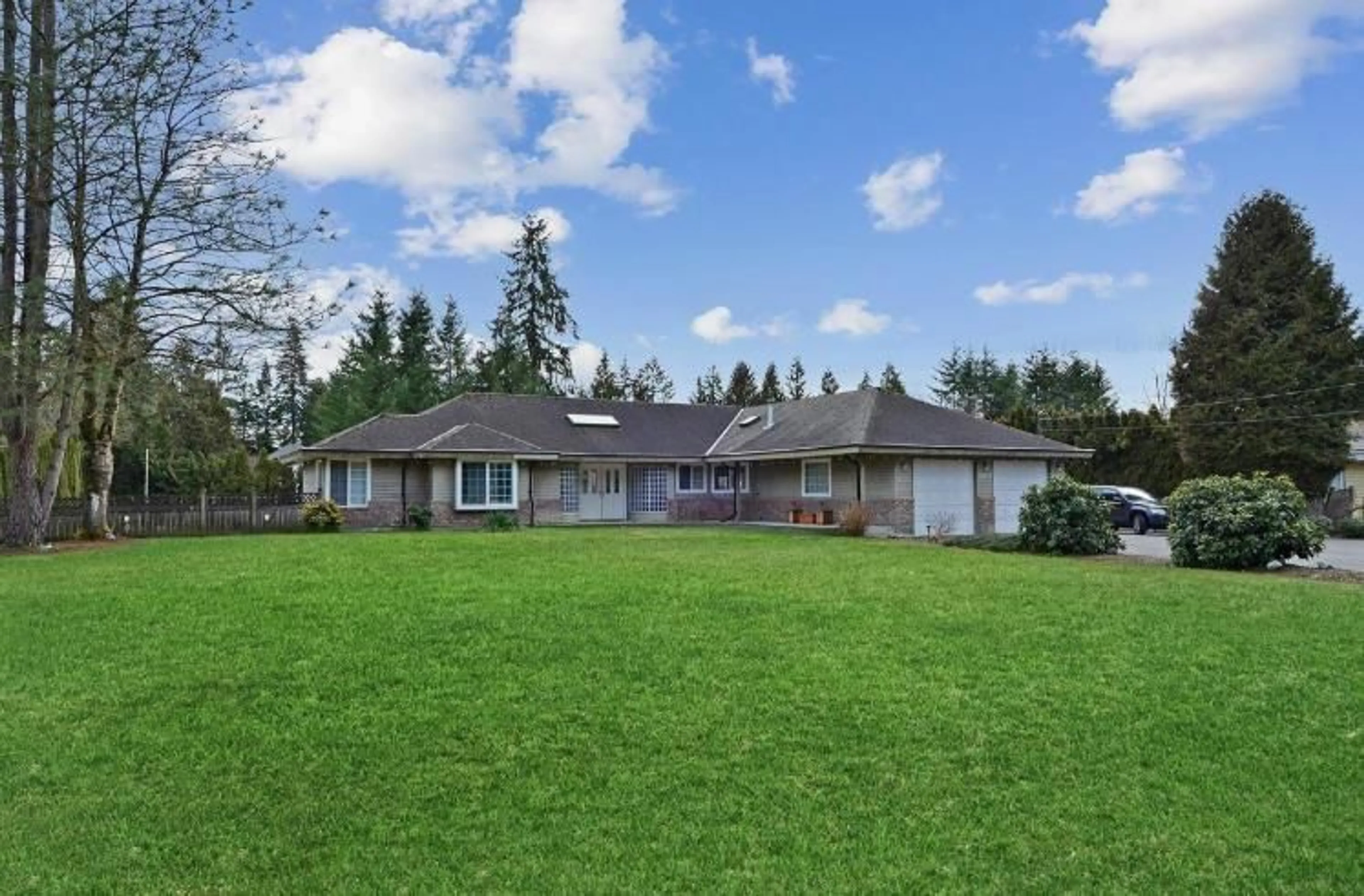 A pic from outside/outdoor area/front of a property/back of a property/a pic from drone, unknown for 25040 57, Langley British Columbia V4W1T6