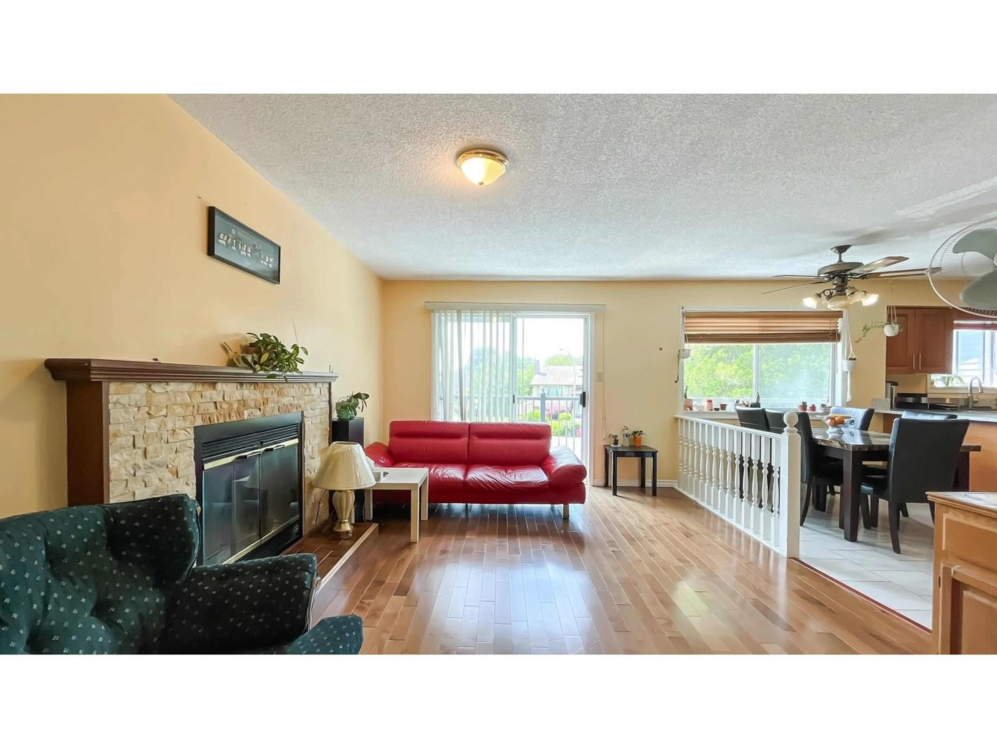 Living room with furniture, wood/laminate floor for 9392 139, Surrey British Columbia V3V7K9