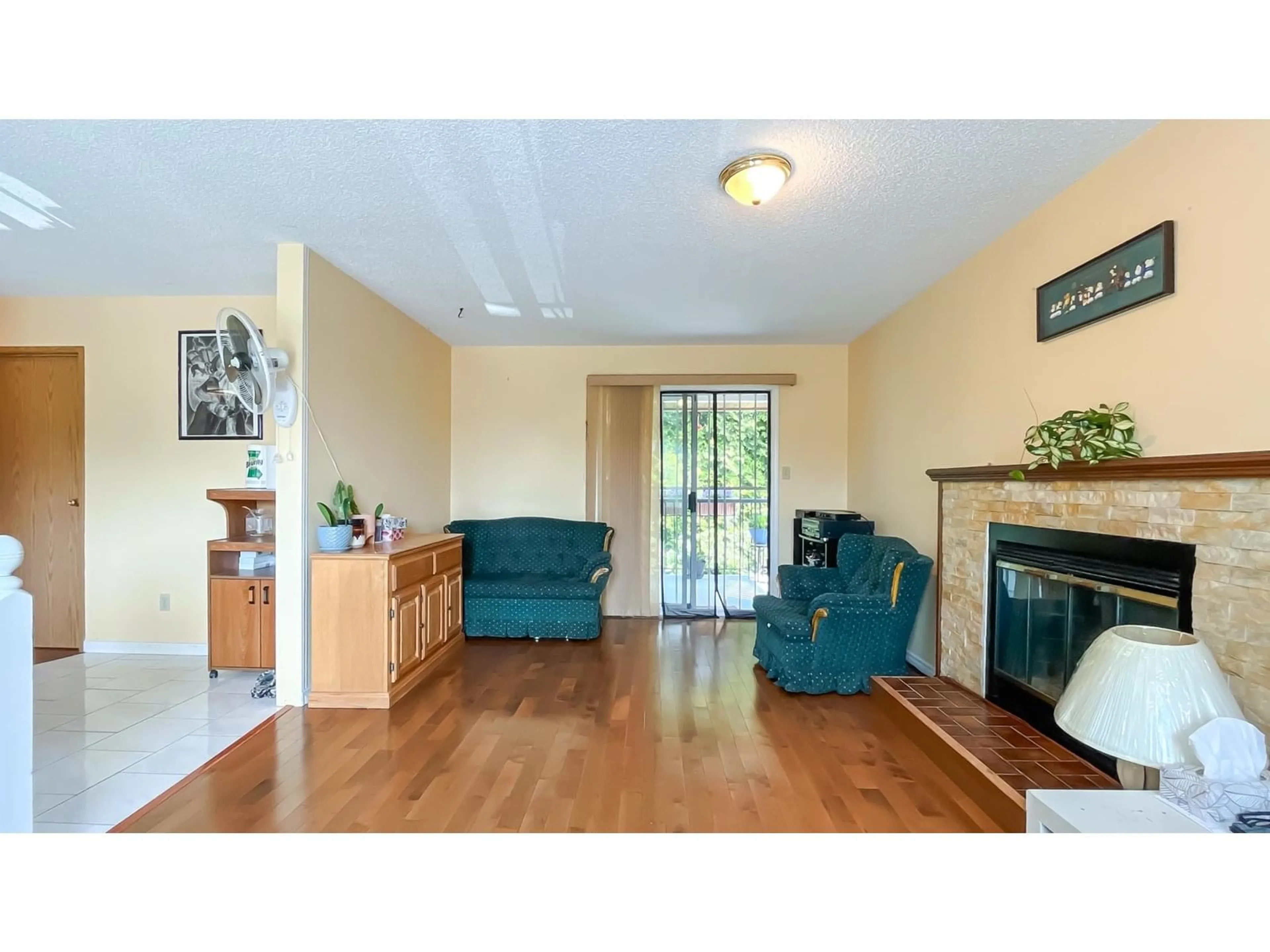 Living room with furniture, wood/laminate floor for 9392 139, Surrey British Columbia V3V7K9