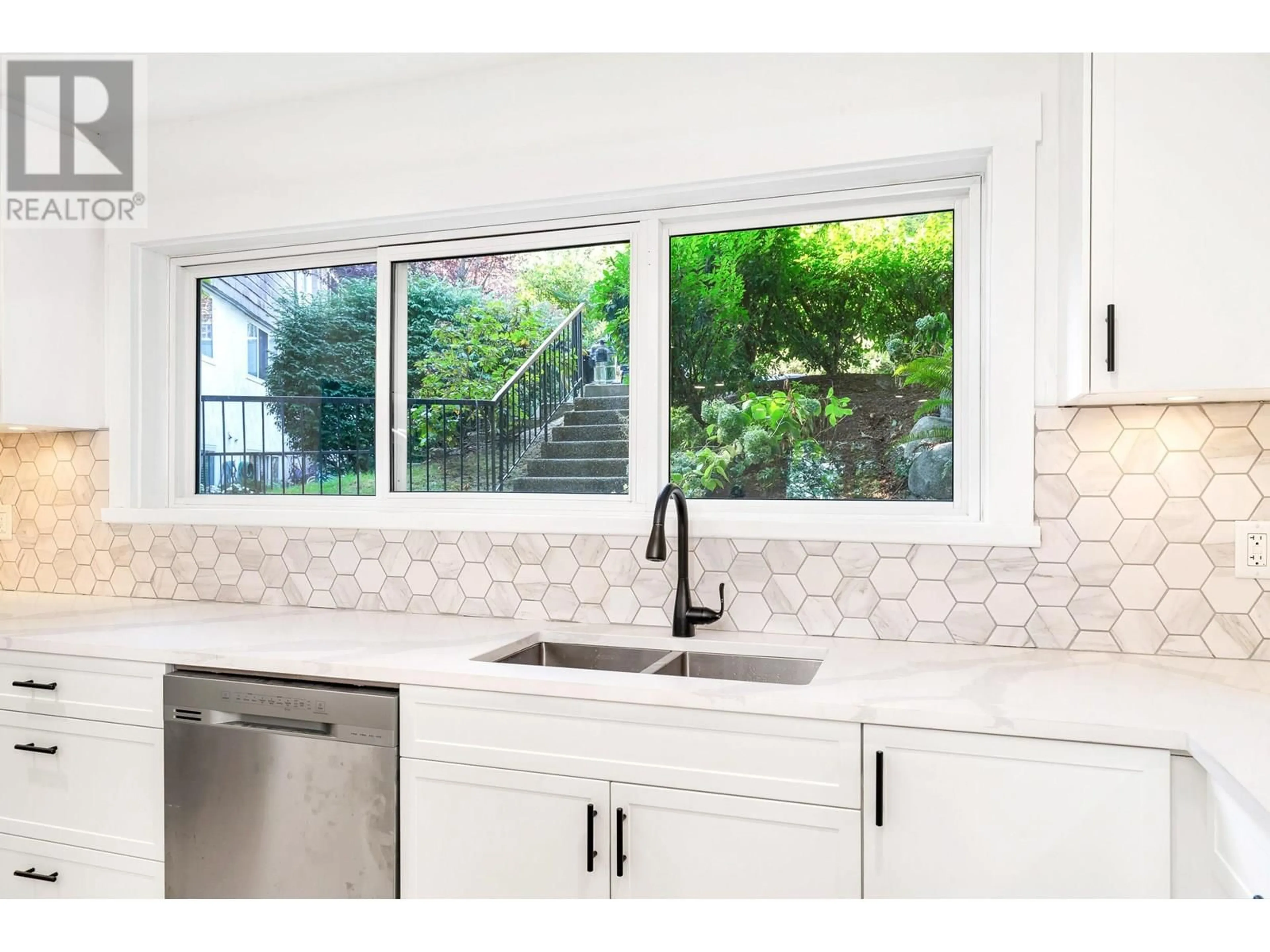 Open concept kitchen, ceramic/tile floor for 1126 CHATEAU PLACE, Port Moody British Columbia V3H1N6