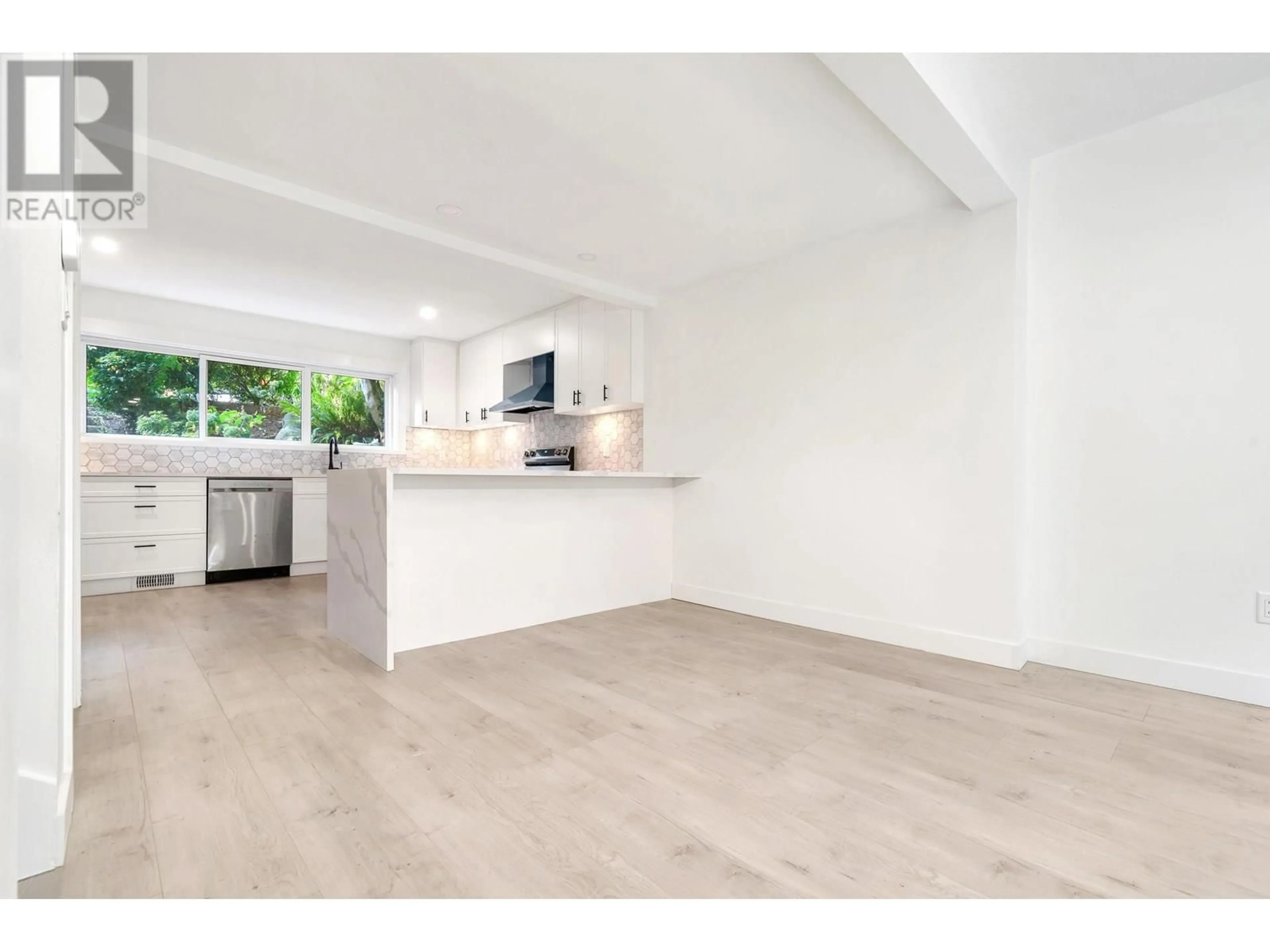 Open concept kitchen, wood/laminate floor for 1126 CHATEAU PLACE, Port Moody British Columbia V3H1N6