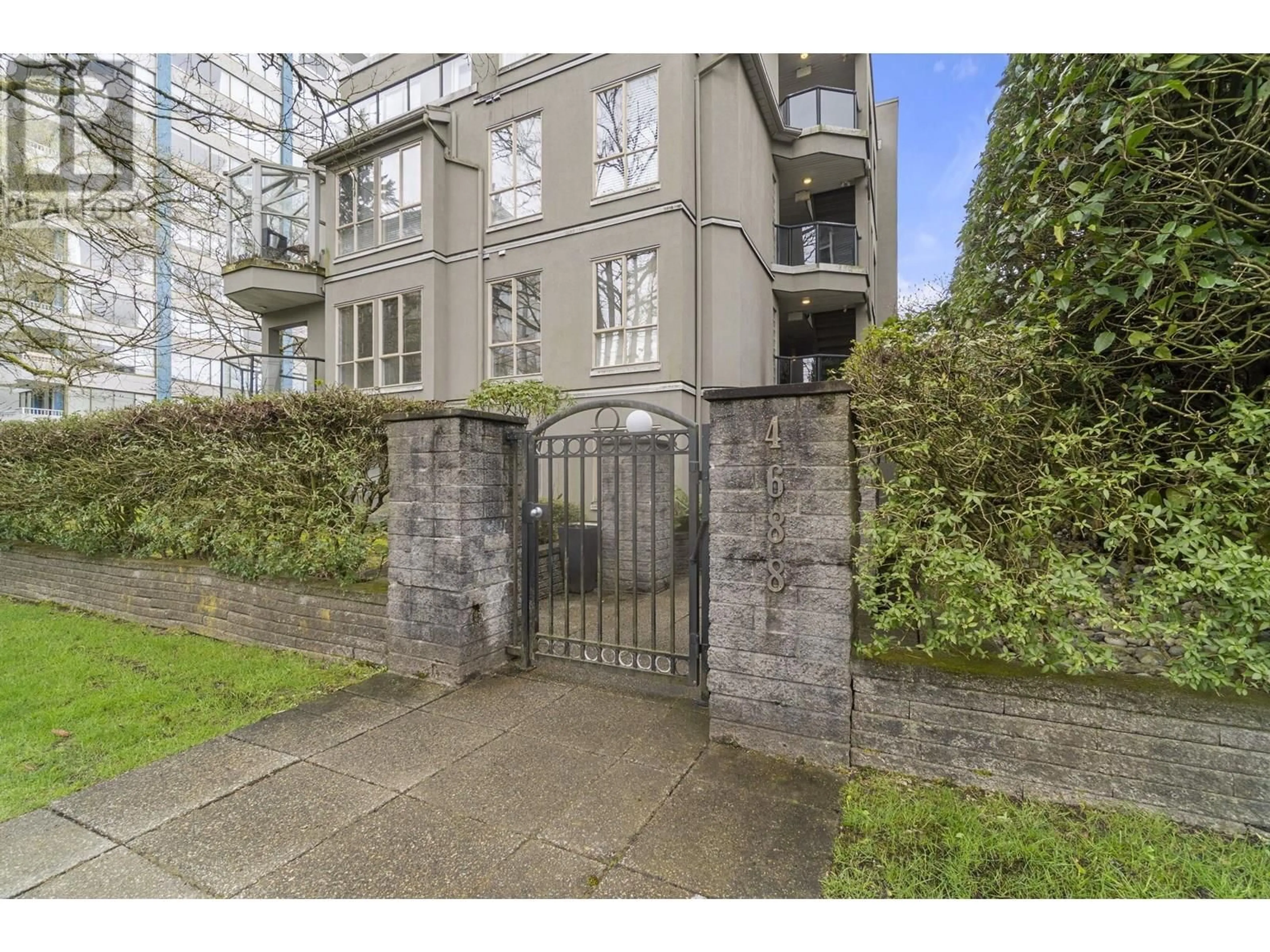 Indoor foyer for 402 - 4688 10TH AVENUE, Vancouver British Columbia V6R2J5