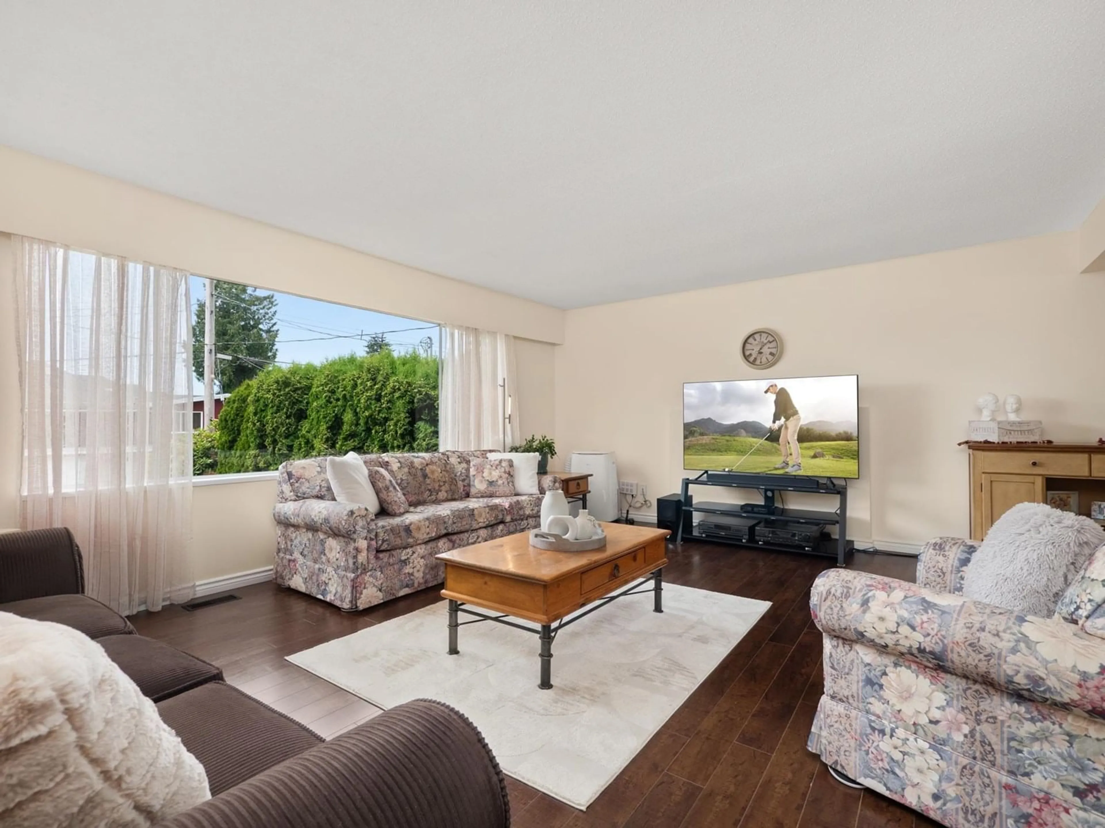 Living room with furniture, wood/laminate floor for 11774 KERR, Delta British Columbia V4C1K1