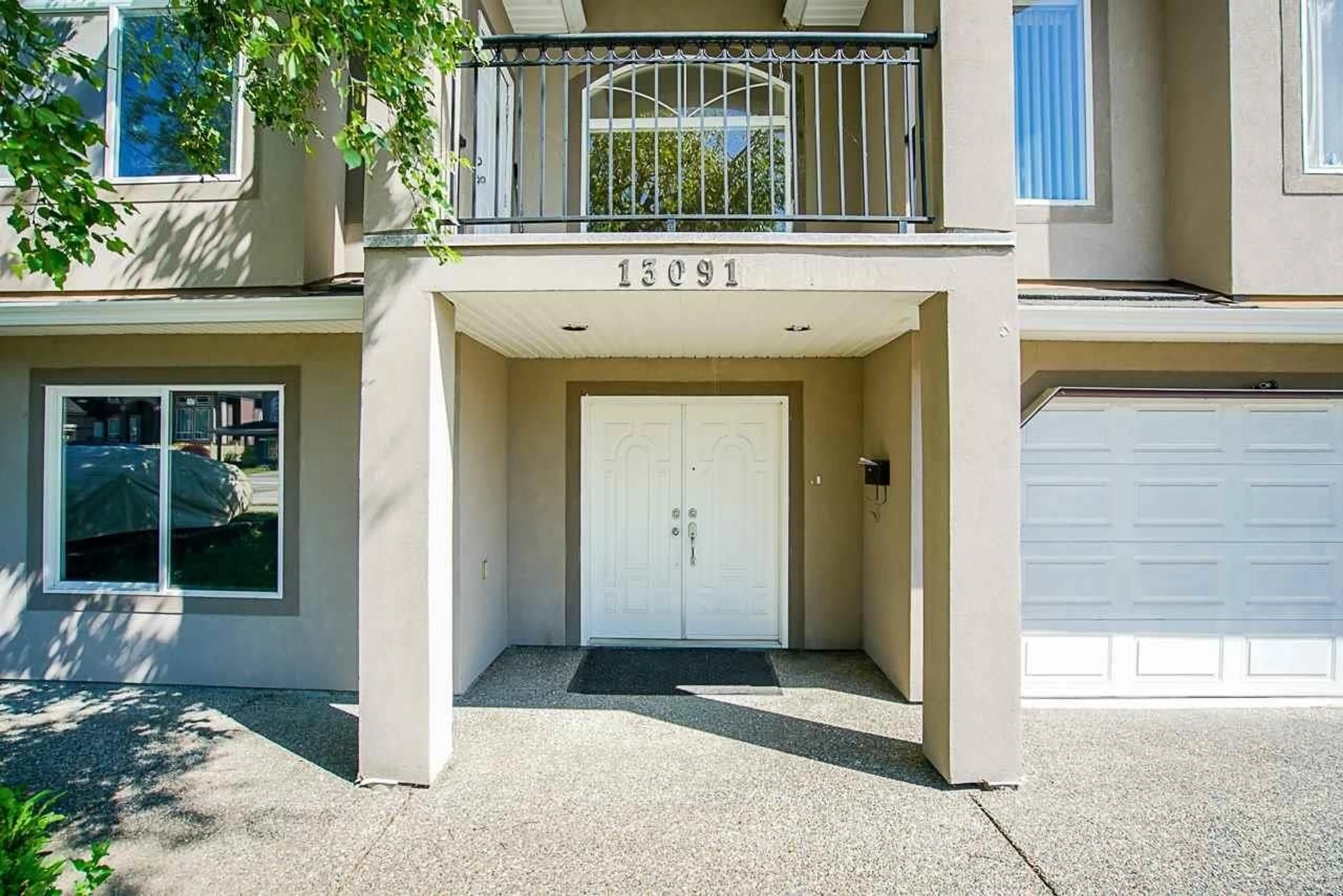Indoor entryway for 13091 68, Surrey British Columbia V3W2E5