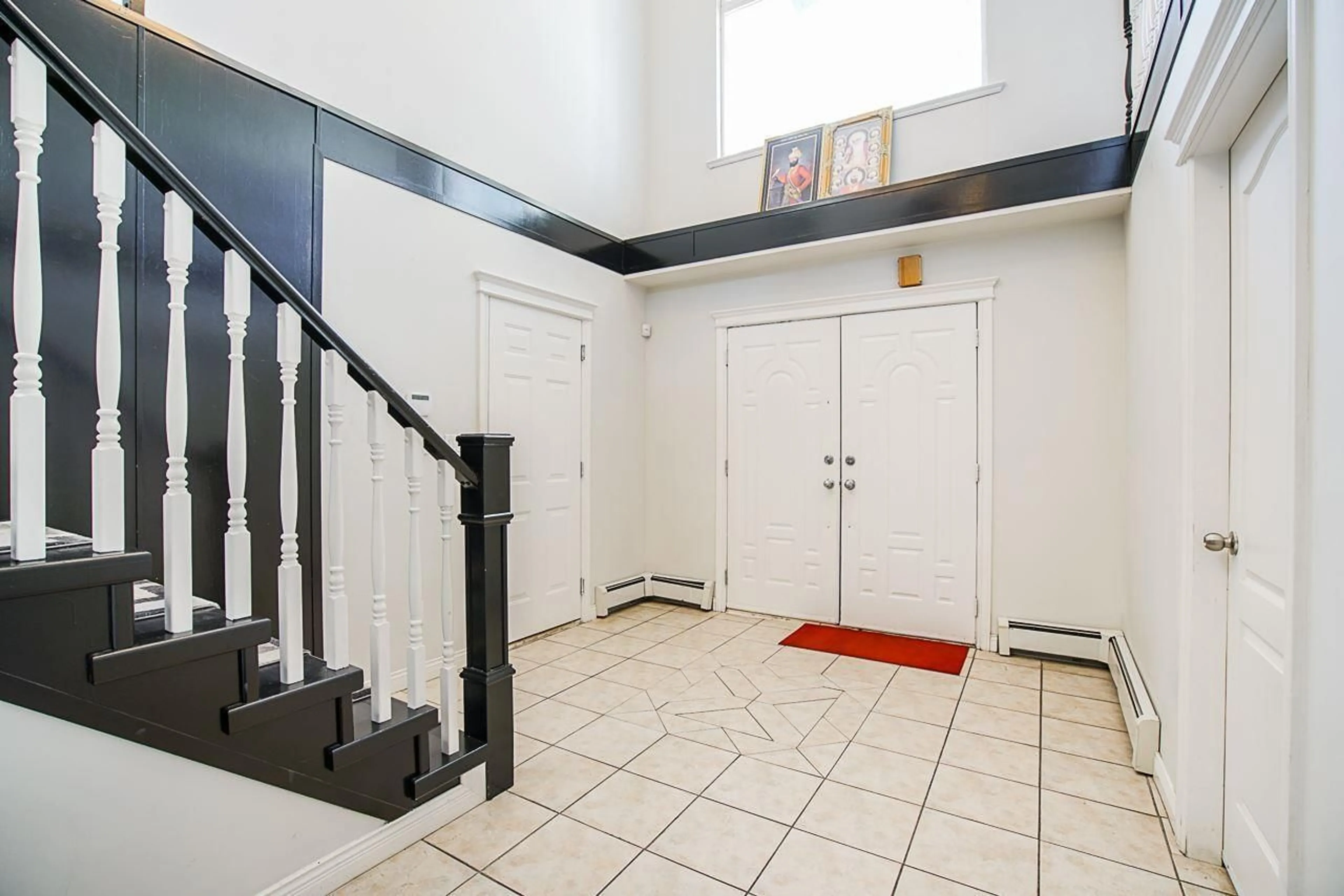 Indoor foyer for 13091 68, Surrey British Columbia V3W2E5