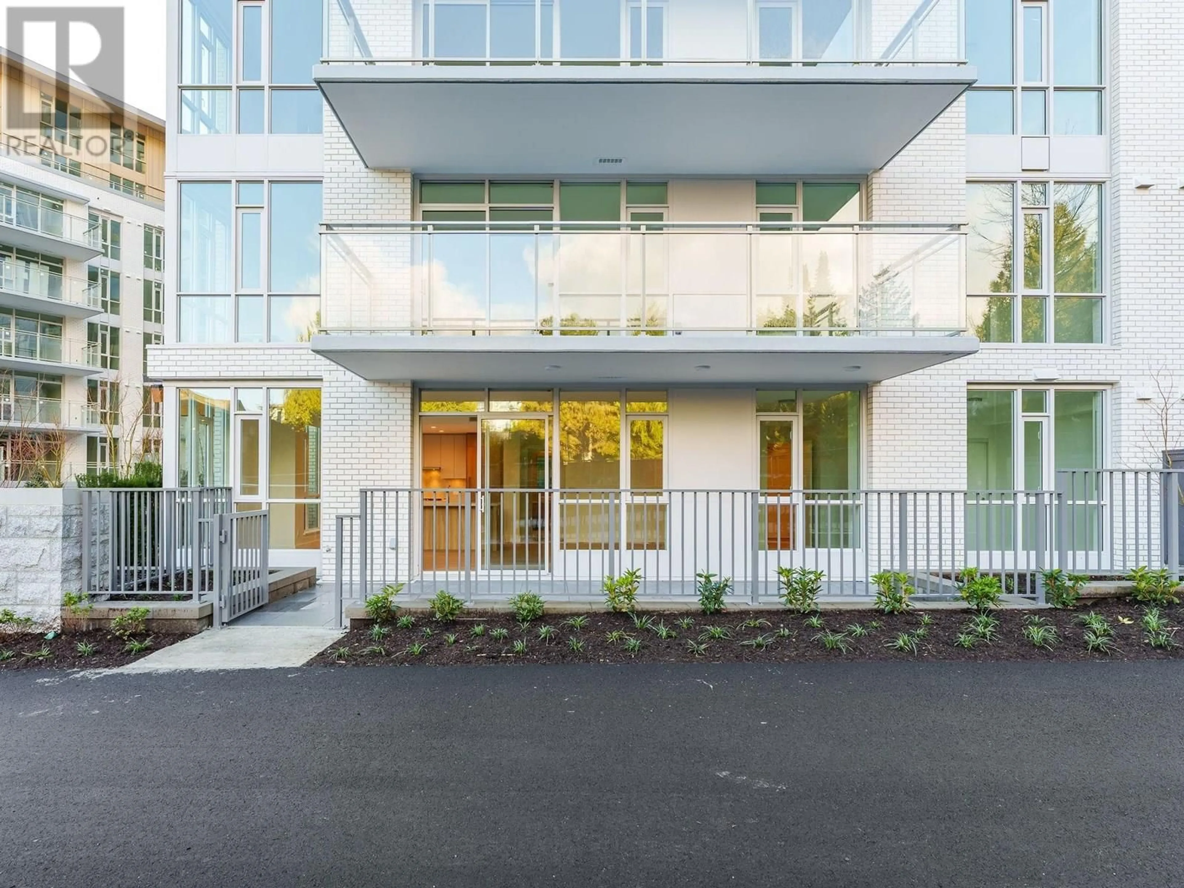 Indoor foyer for 102 - 2375 EMERY COURT, North Vancouver British Columbia V7J0E9