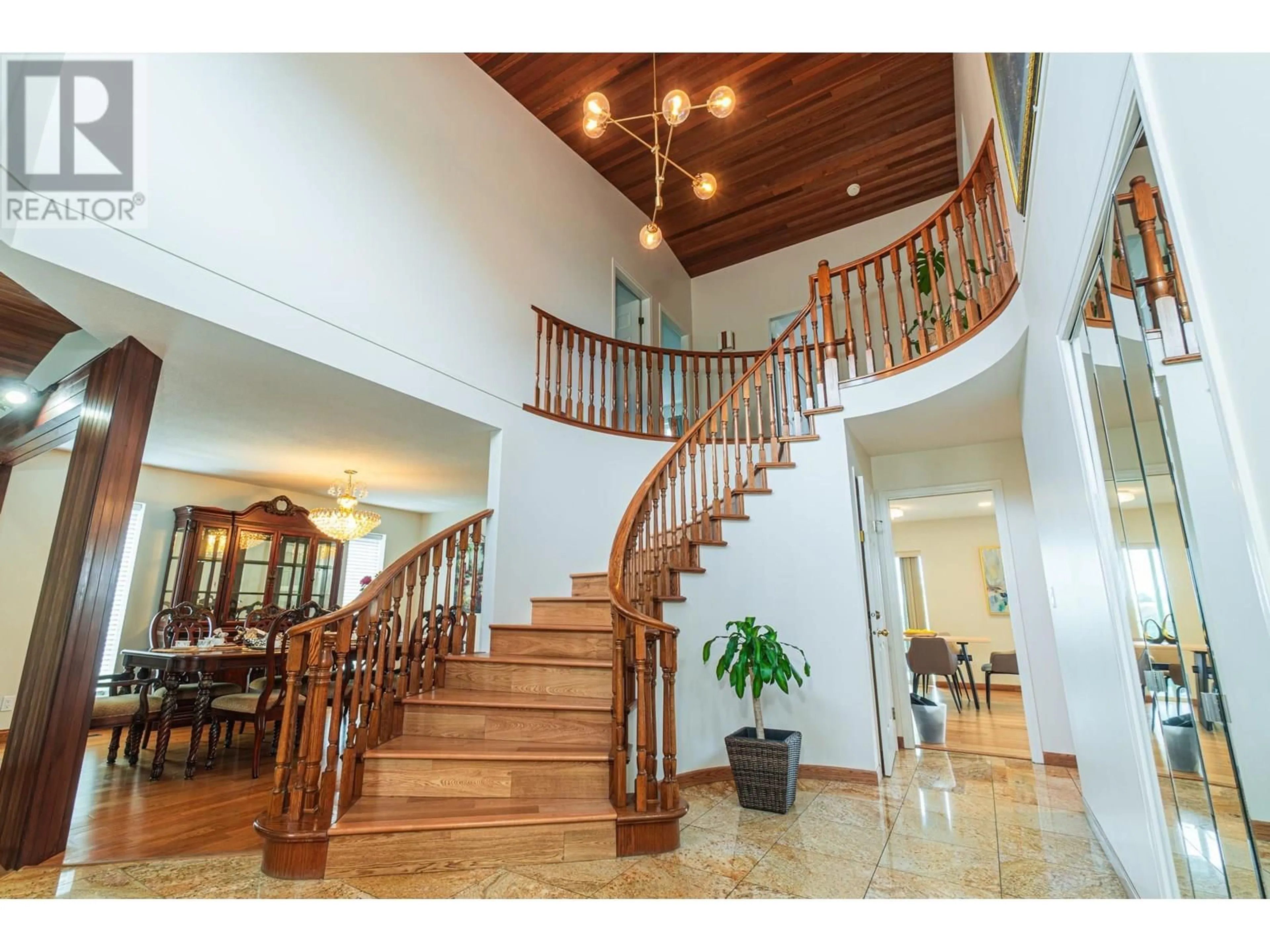 Indoor foyer for 7378 UNION STREET, Burnaby British Columbia V5A1J2