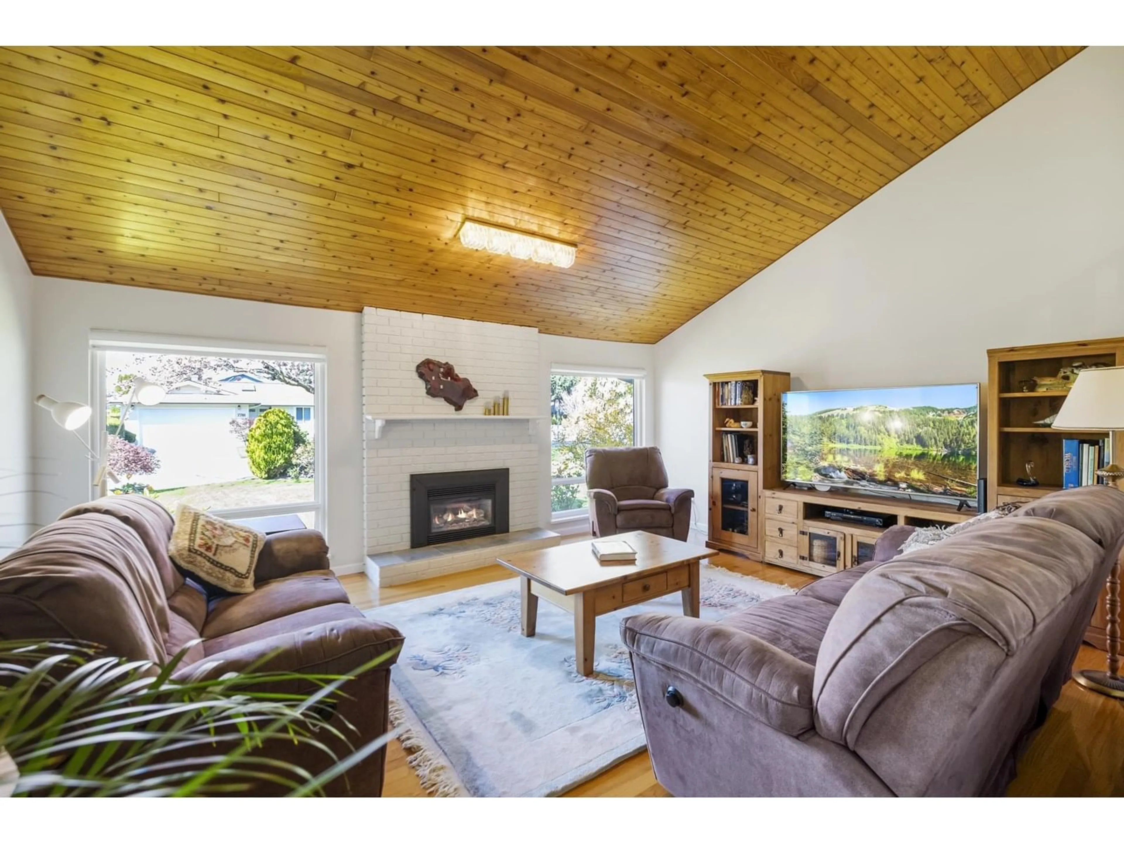 Living room with furniture, wood/laminate floor for 7784 WANSFORD, Delta British Columbia V4C7S9