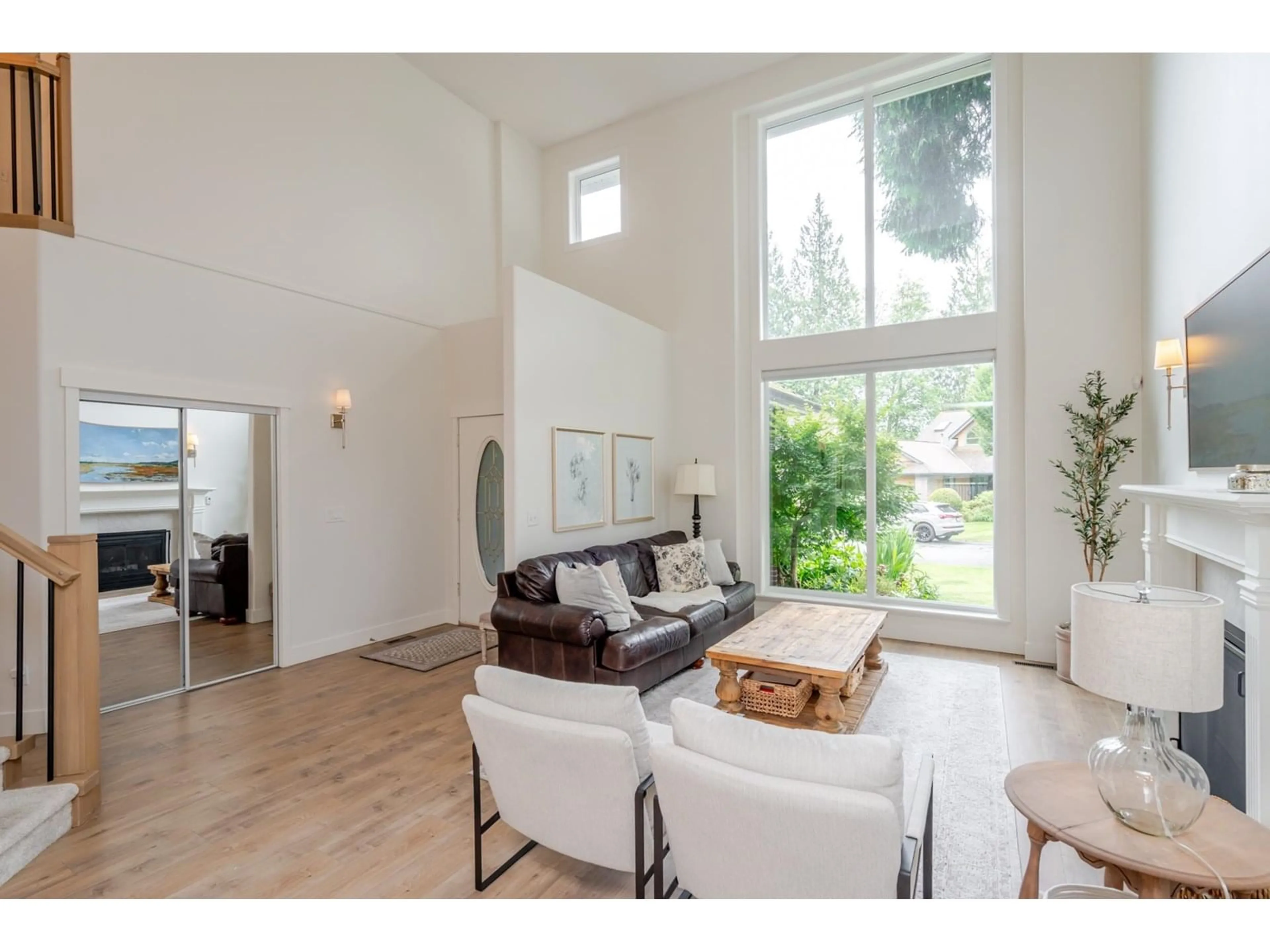 Living room with furniture, wood/laminate floor for 16125 108A, Surrey British Columbia V4N1P1