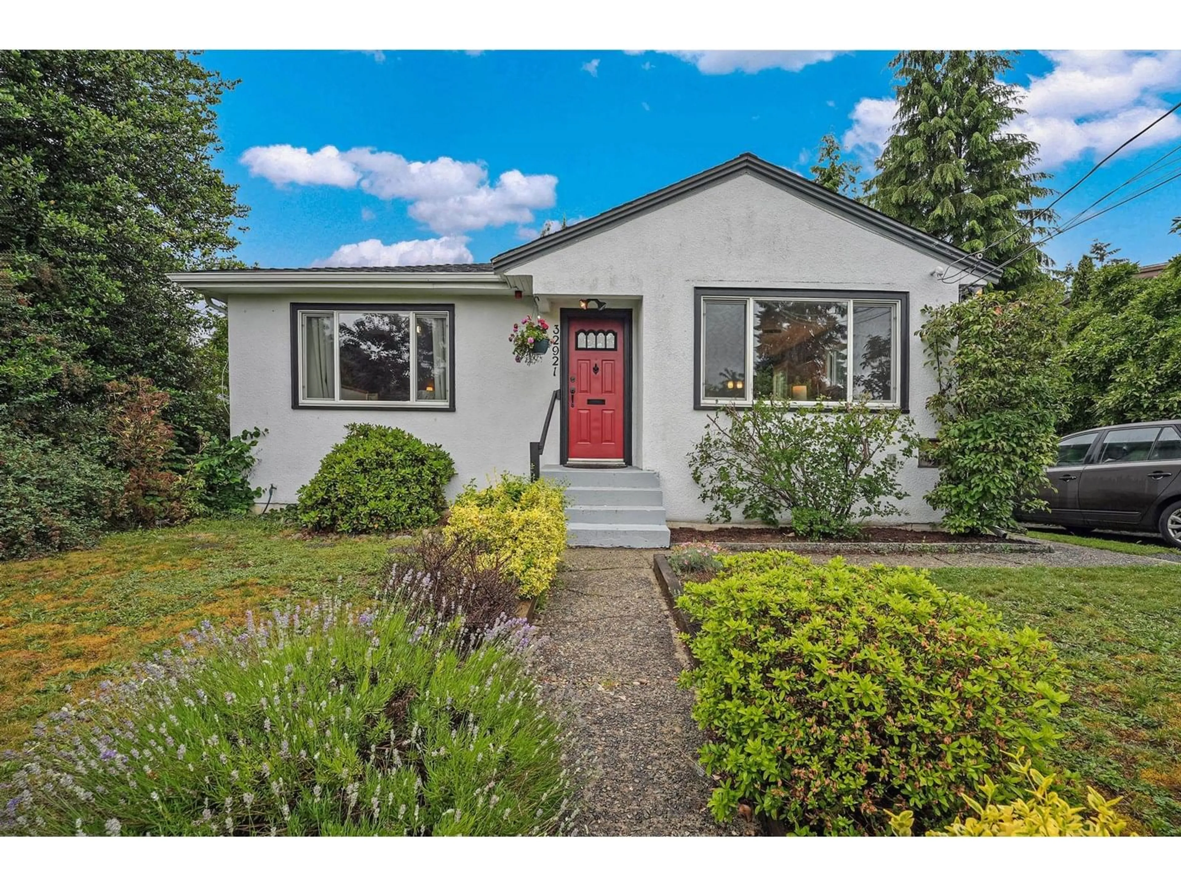 Home with vinyl exterior material, street for 32921 6, Mission British Columbia V6V1Z3
