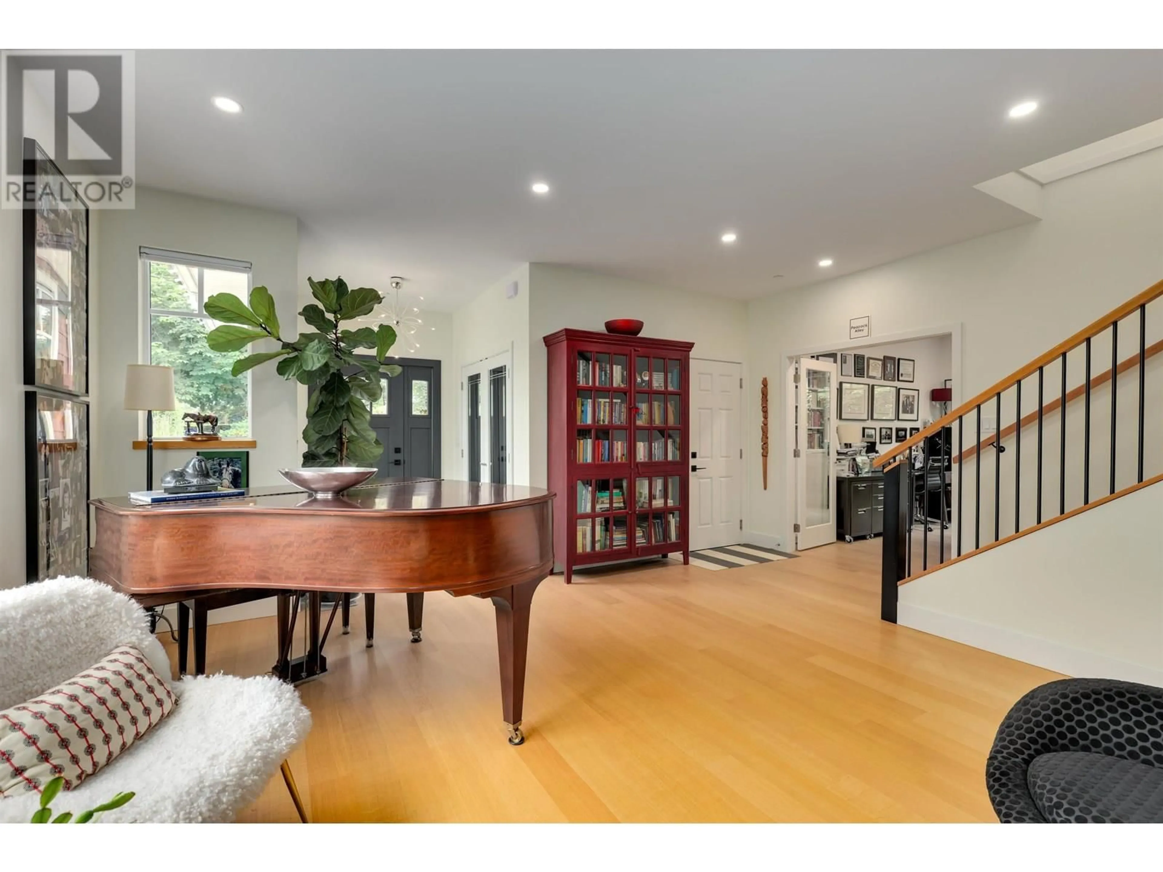 Indoor foyer for 828 17TH STREET, West Vancouver British Columbia V7V3T6