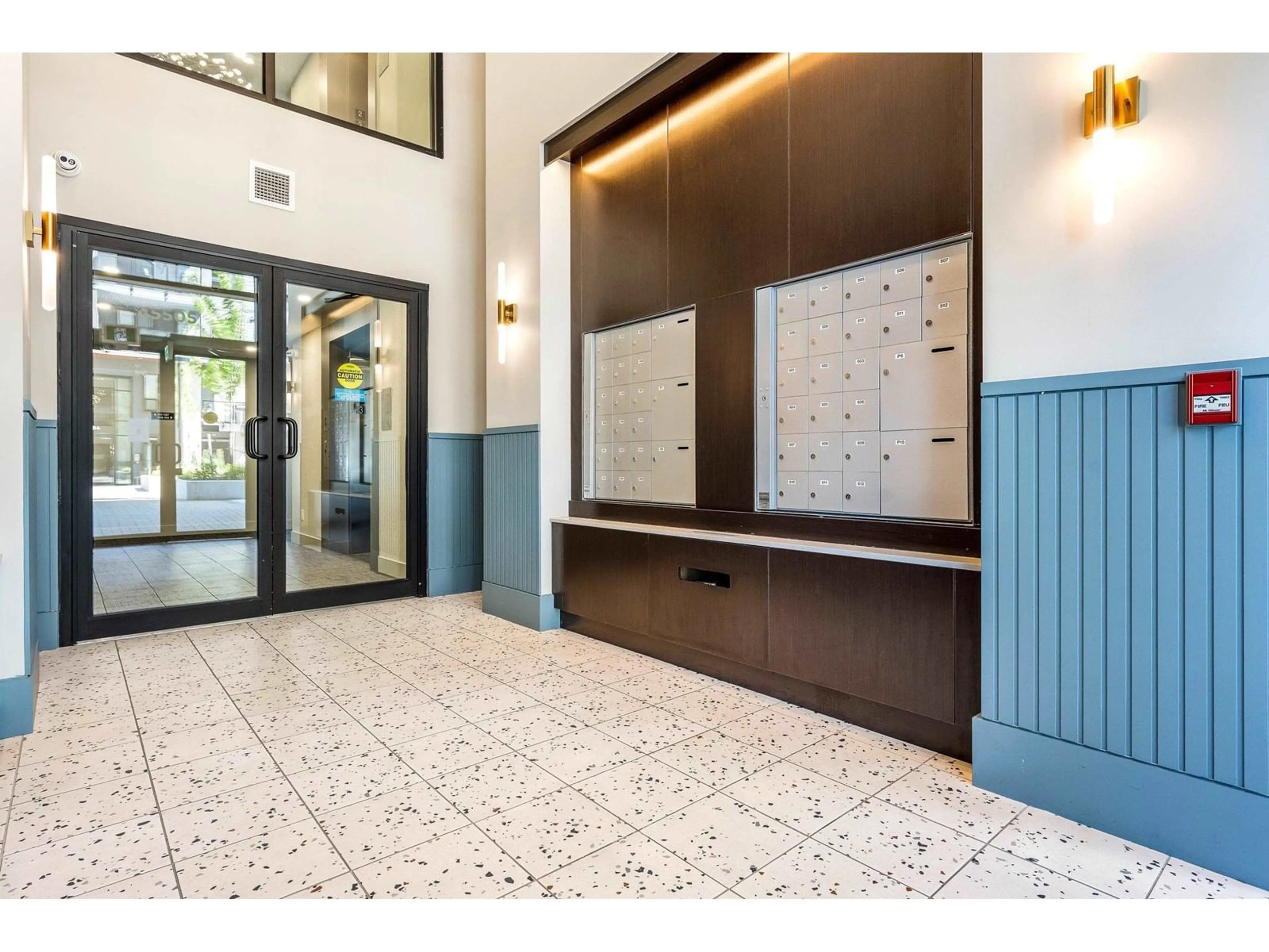 Indoor foyer for 210 - 45505 CAMPUS DRIVE, Chilliwack British Columbia V2R6L2