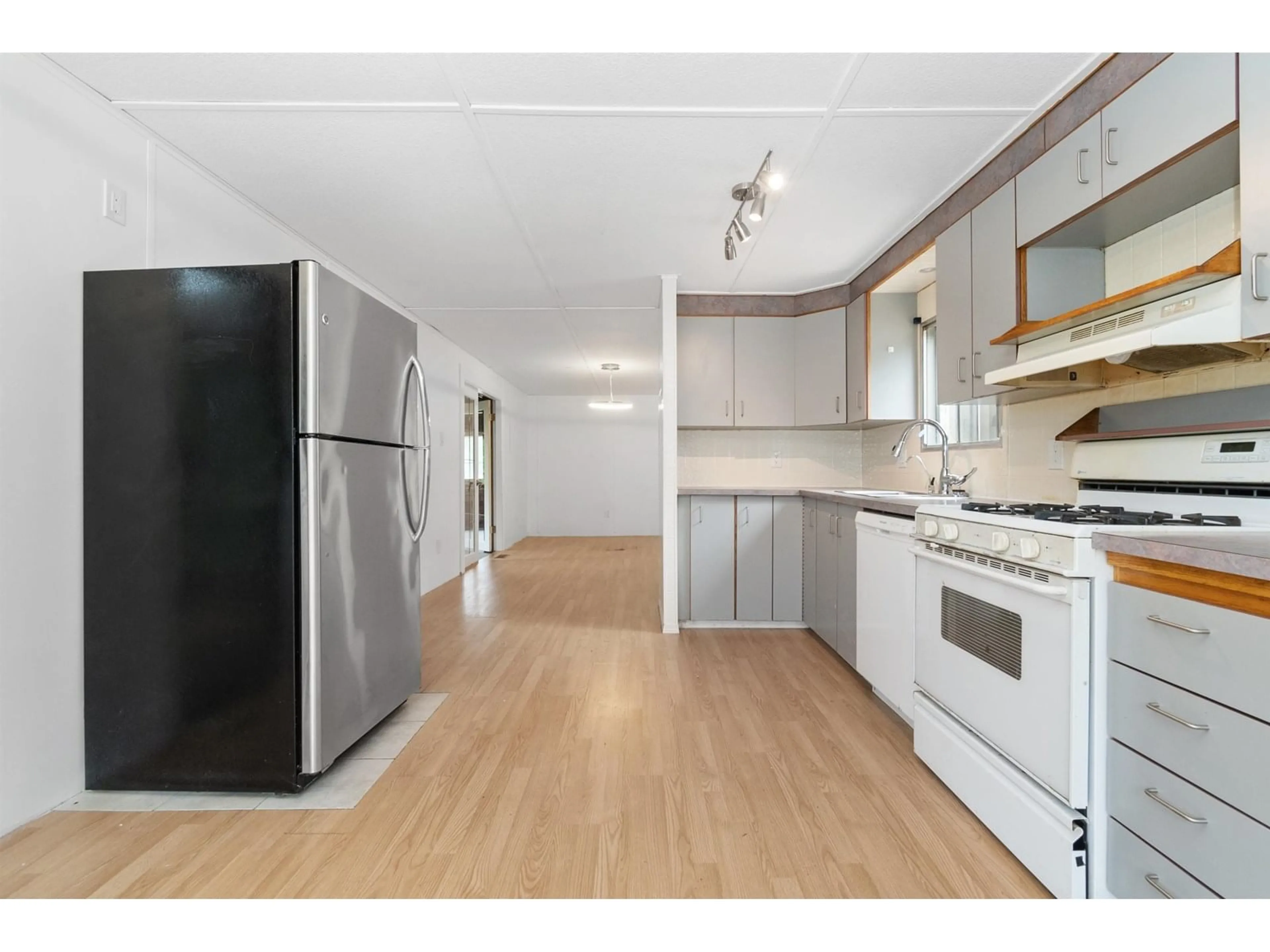 Standard kitchen, wood/laminate floor for 25 - 6900 INKMAN ROAD, Agassiz British Columbia V0M1A1