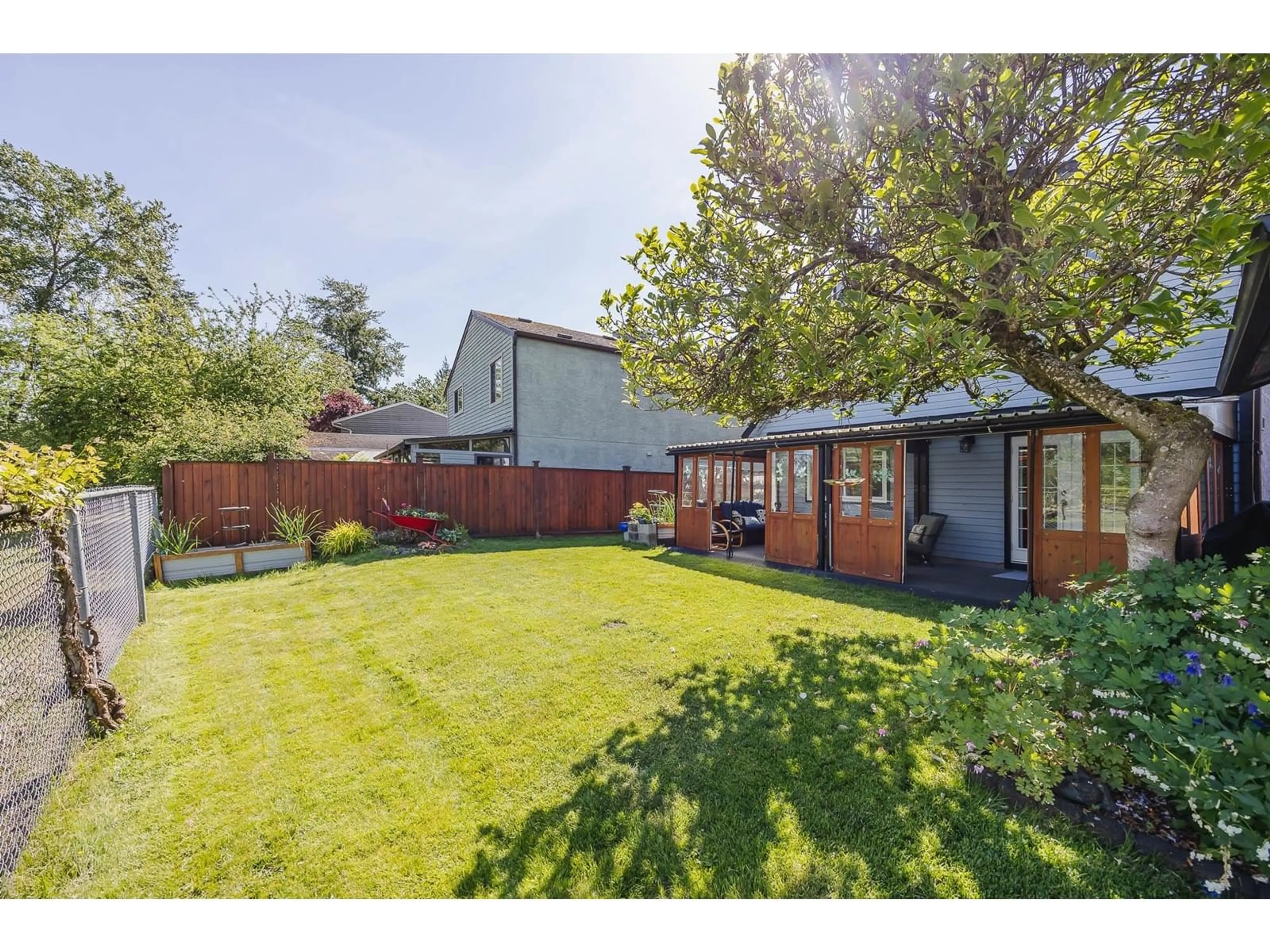 A pic from outside/outdoor area/front of a property/back of a property/a pic from drone, street for 2112 WINSTON, Langley British Columbia V2Y1H5