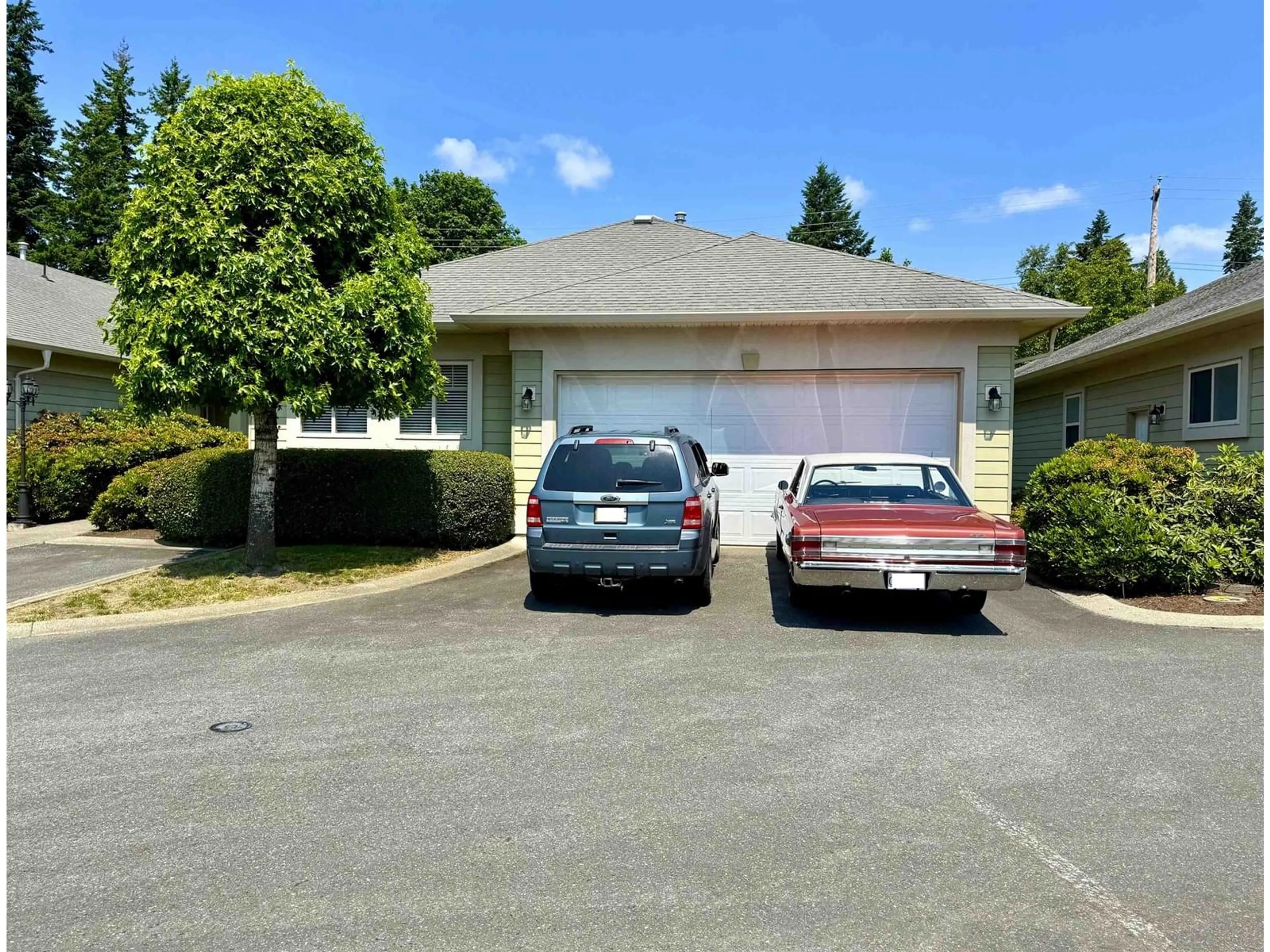A pic from outside/outdoor area/front of a property/back of a property/a pic from drone, street for 14 - 34159 FRASER, Abbotsford British Columbia V2S8P2