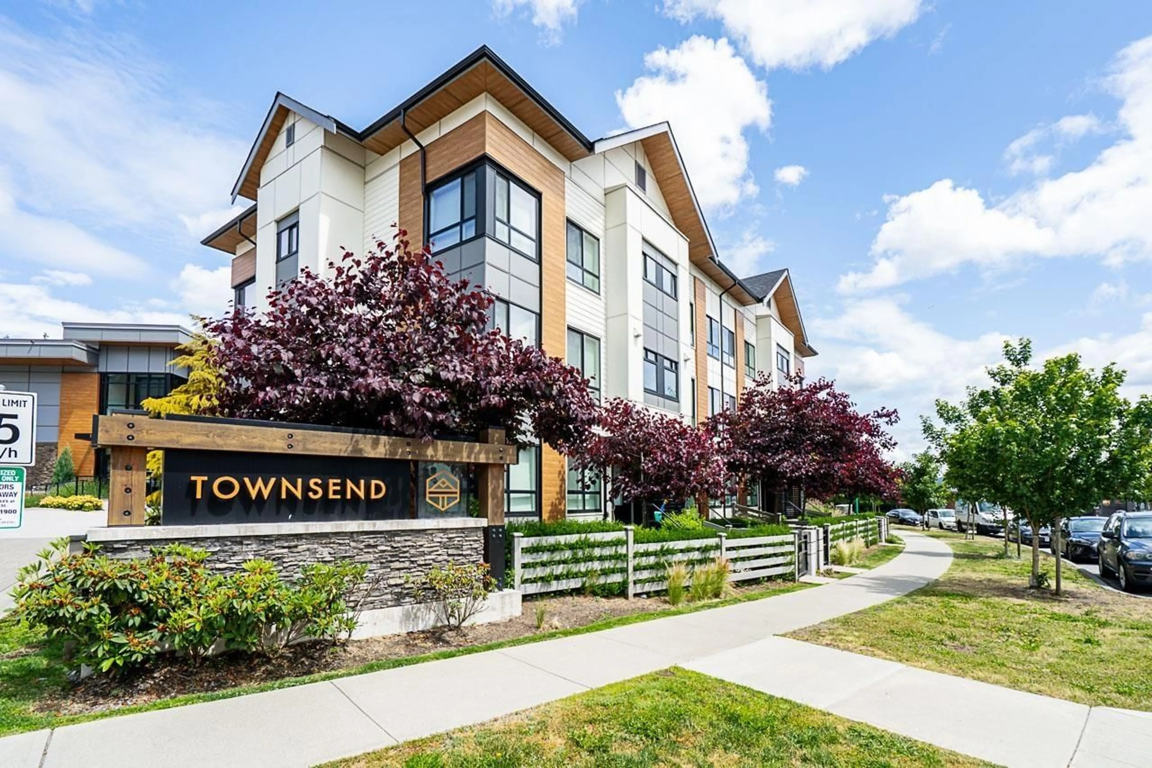 Patio, mountain view for 93 - 15111 EDMUND, Surrey British Columbia V3S0A5