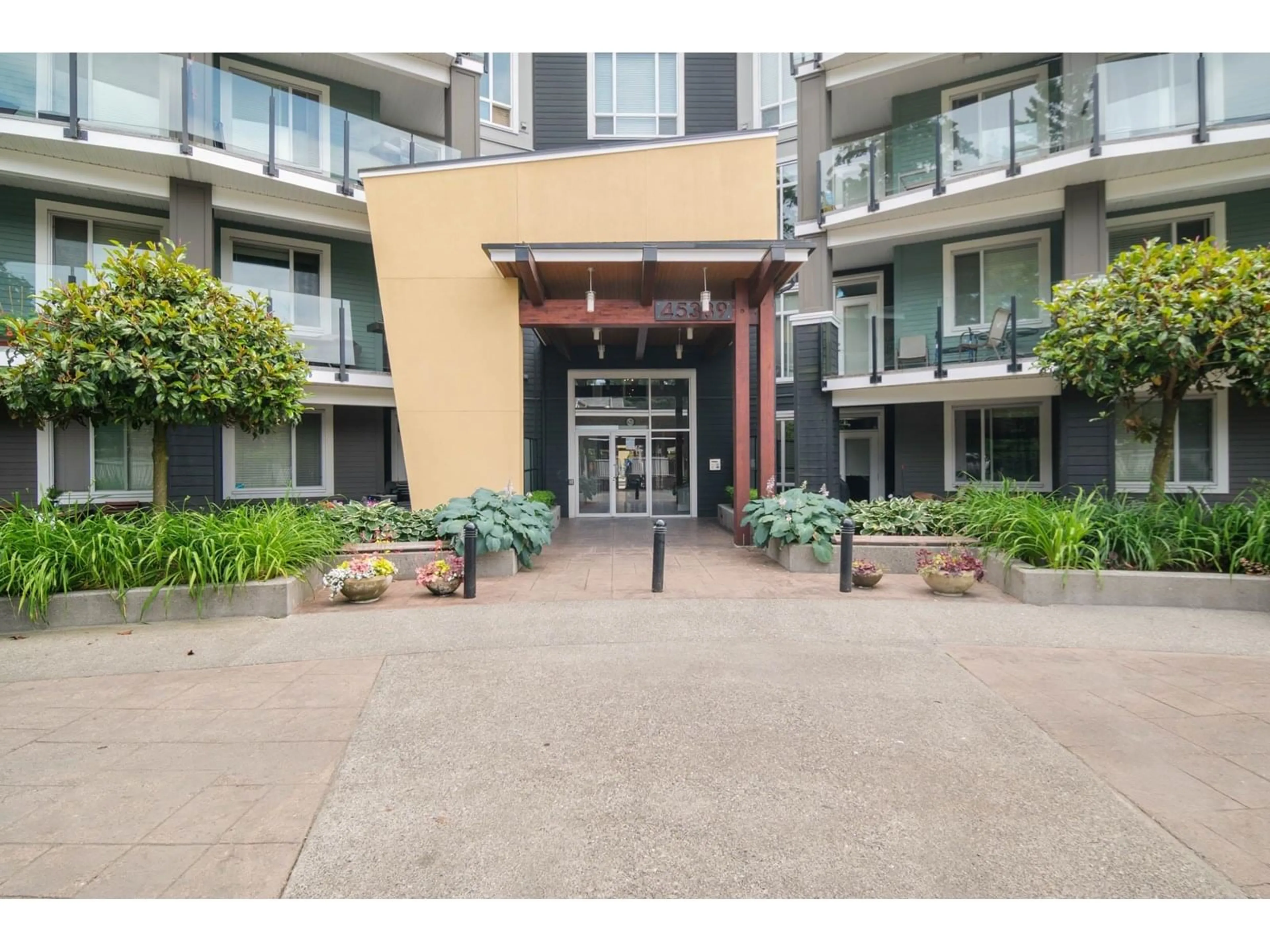 Indoor foyer for 306 - 45389 CHEHALIS DRIVE, Chilliwack British Columbia V2R0S1