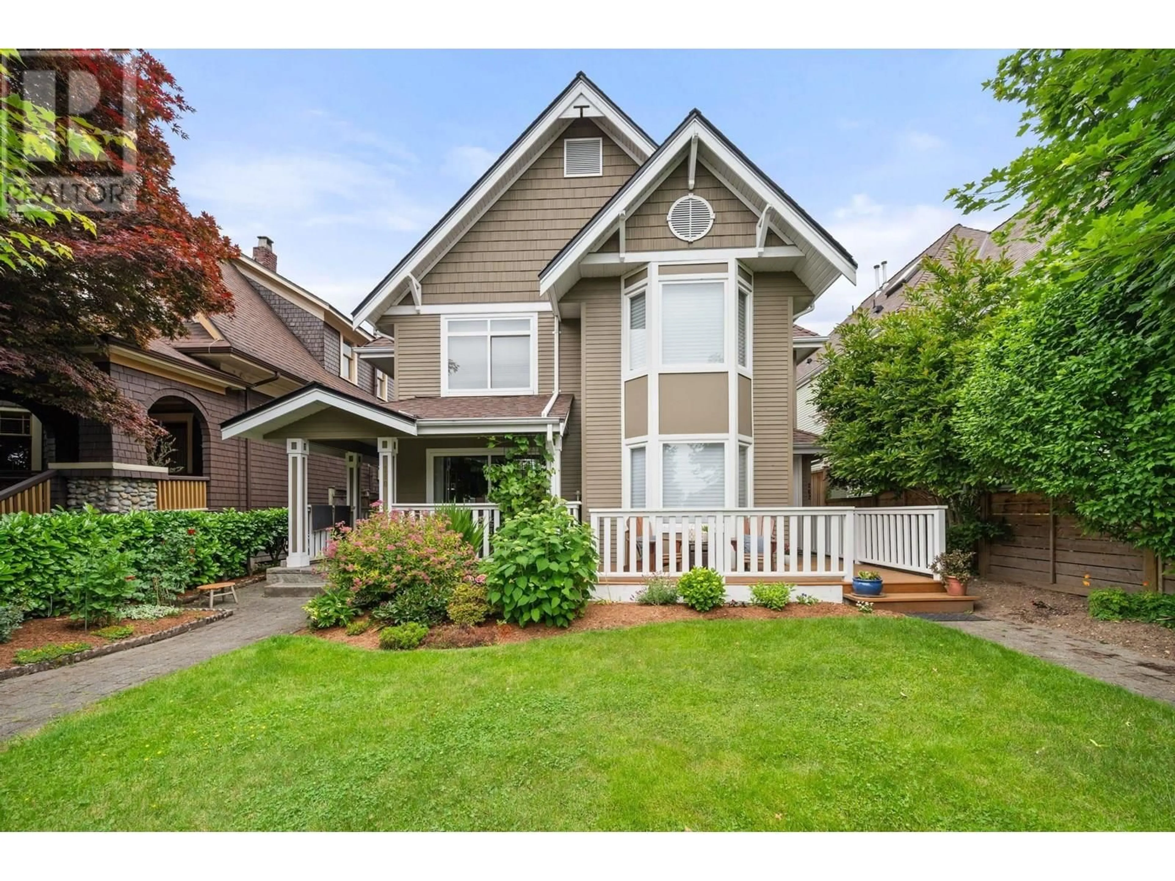 Home with vinyl exterior material, street for 262 10 STREET, North Vancouver British Columbia V7L2E1