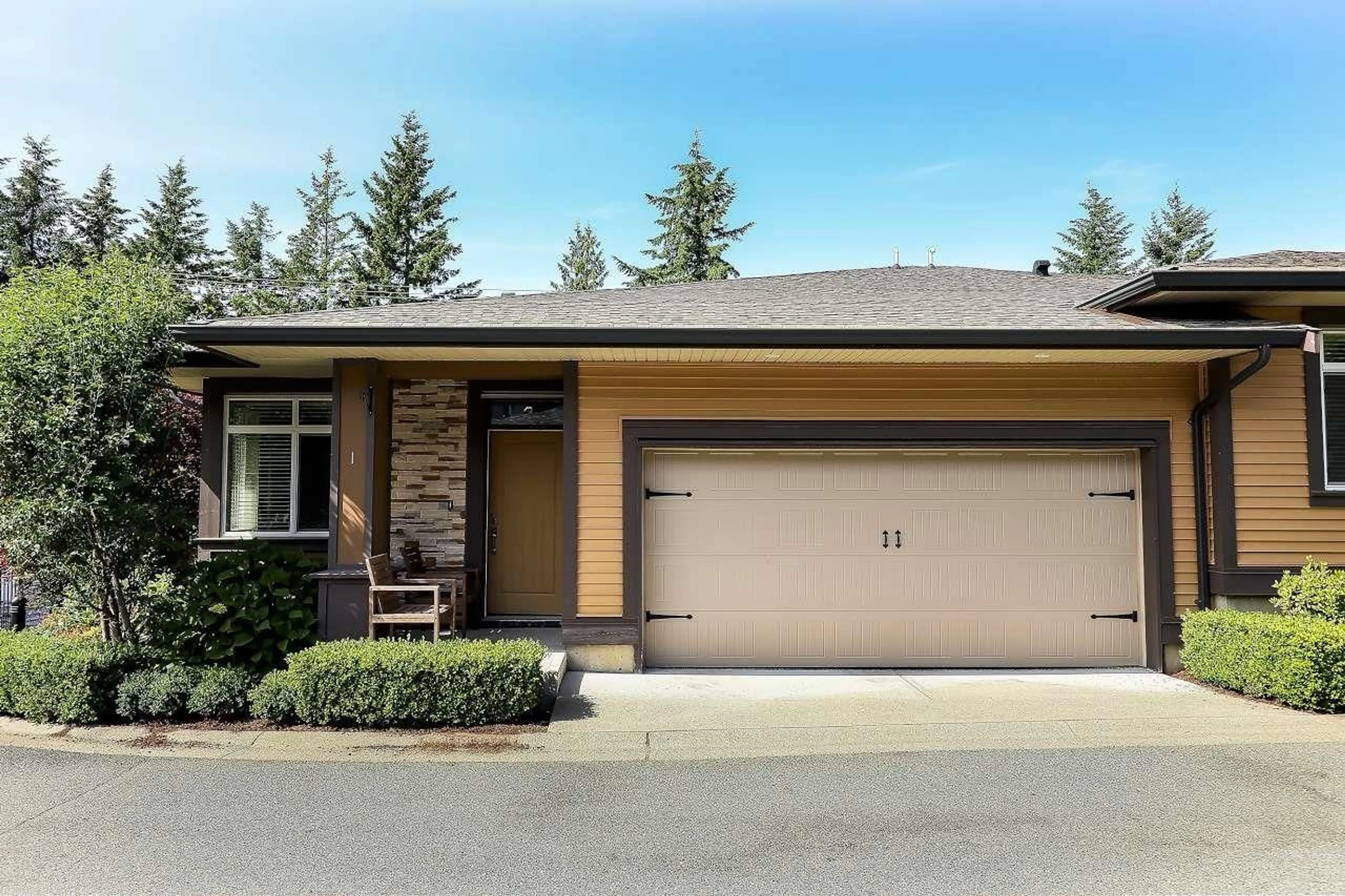 Home with vinyl exterior material, street for 1 - 35846 MCKEE, Abbotsford British Columbia V3G2L6