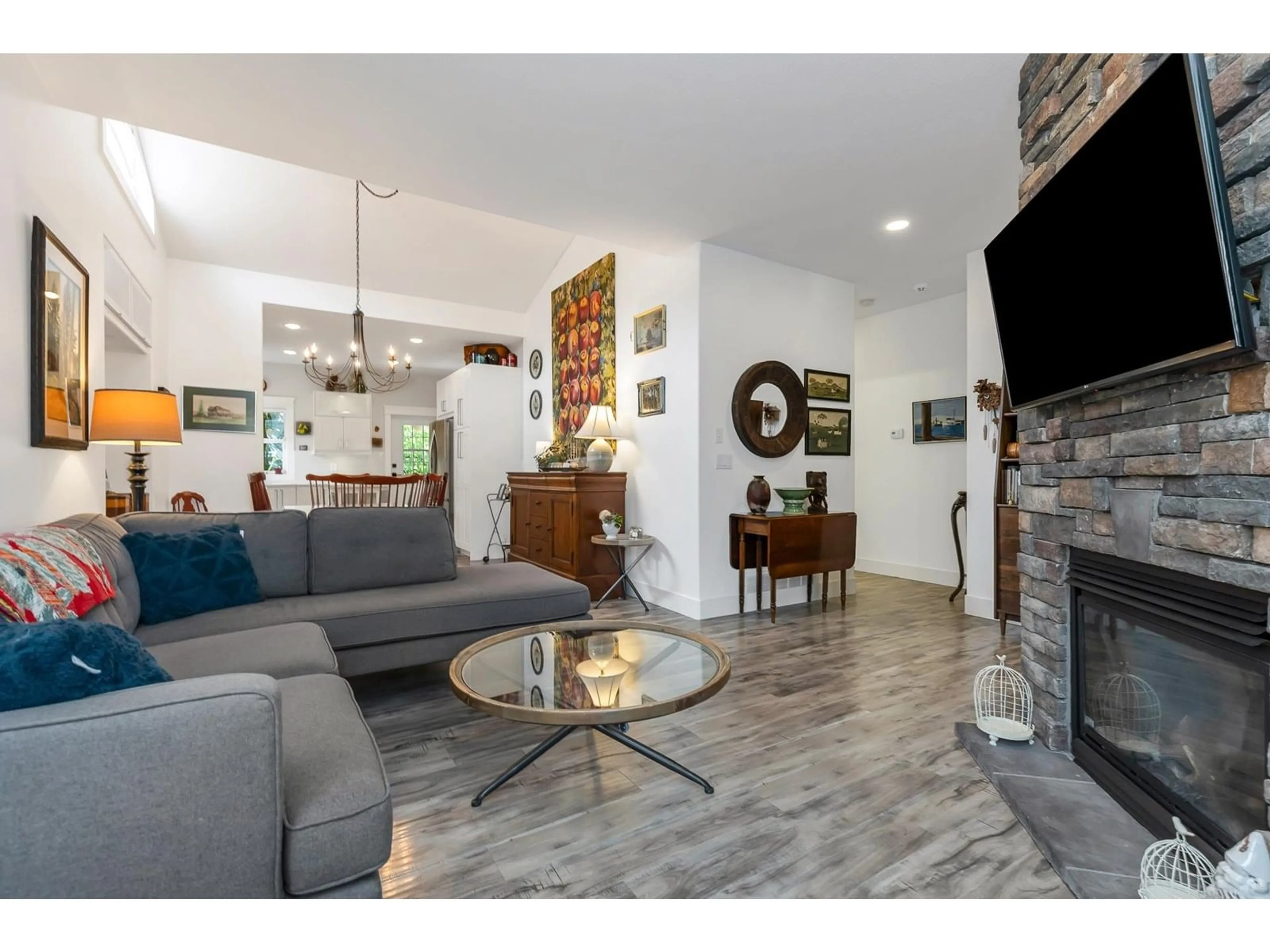 Living room with furniture, wood/laminate floor for 46372 VALLEYVIEW ROAD, Chilliwack British Columbia V2R5R9