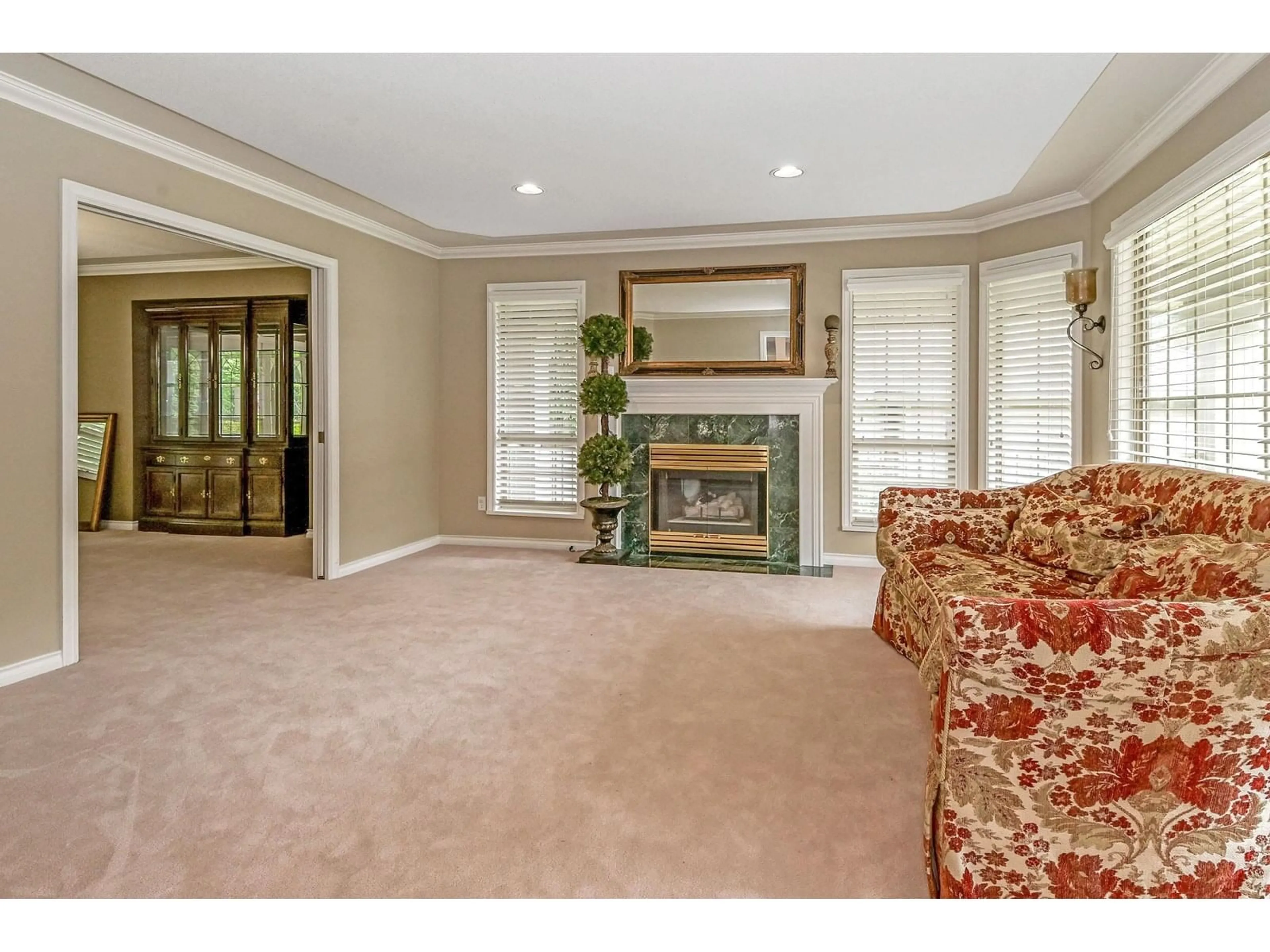 Living room with furniture, carpet floor for 12090 57, Surrey British Columbia V3X2S4