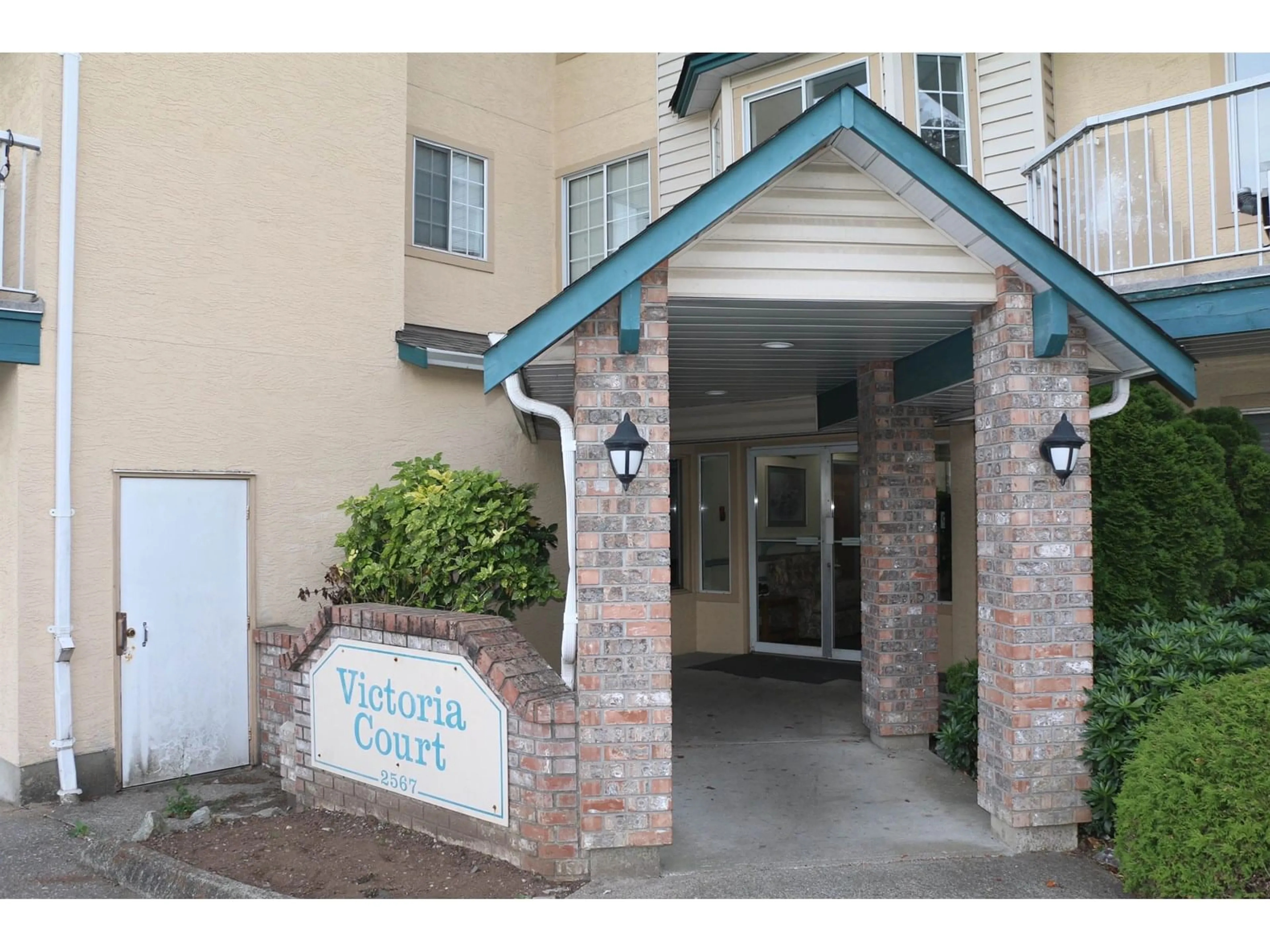 Indoor foyer for 102 - 2567 VICTORIA, Abbotsford British Columbia V2T2T4