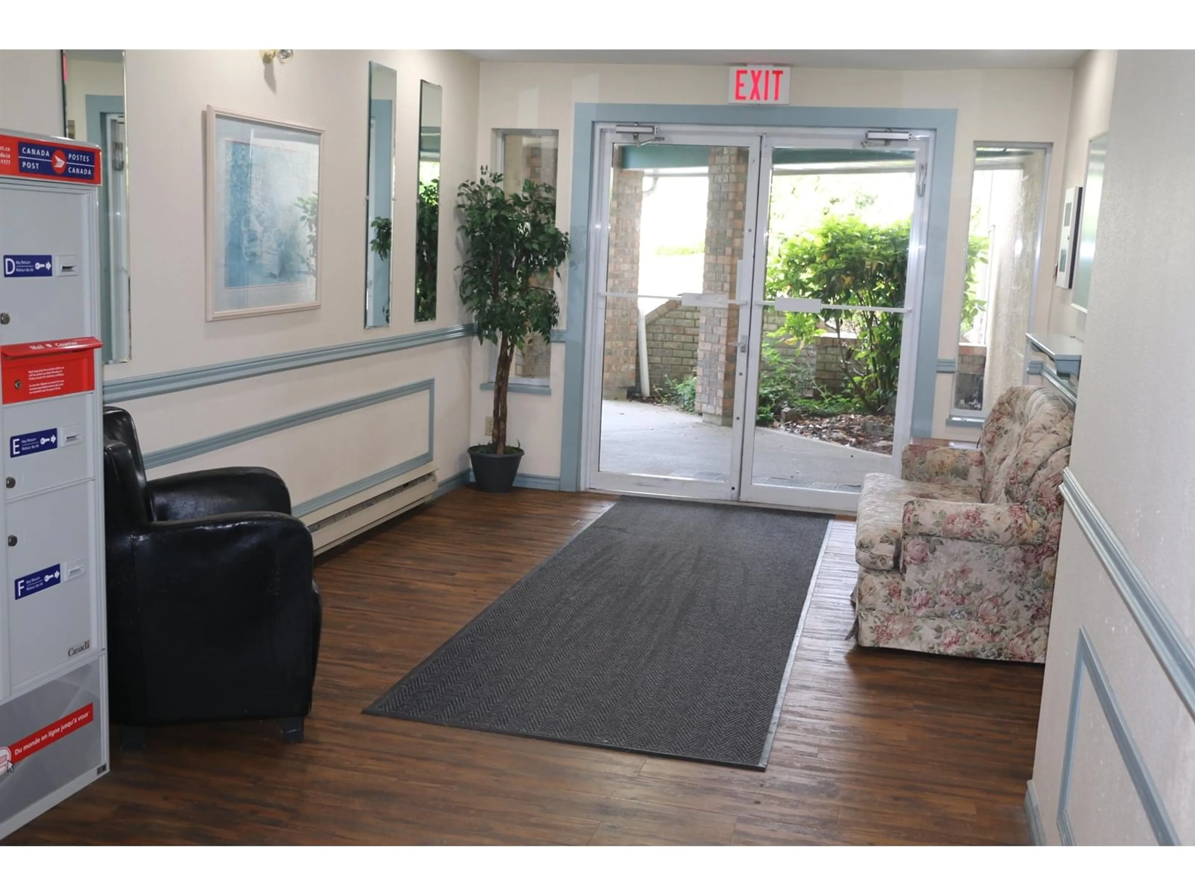 Indoor foyer for 102 - 2567 VICTORIA, Abbotsford British Columbia V2T2T4